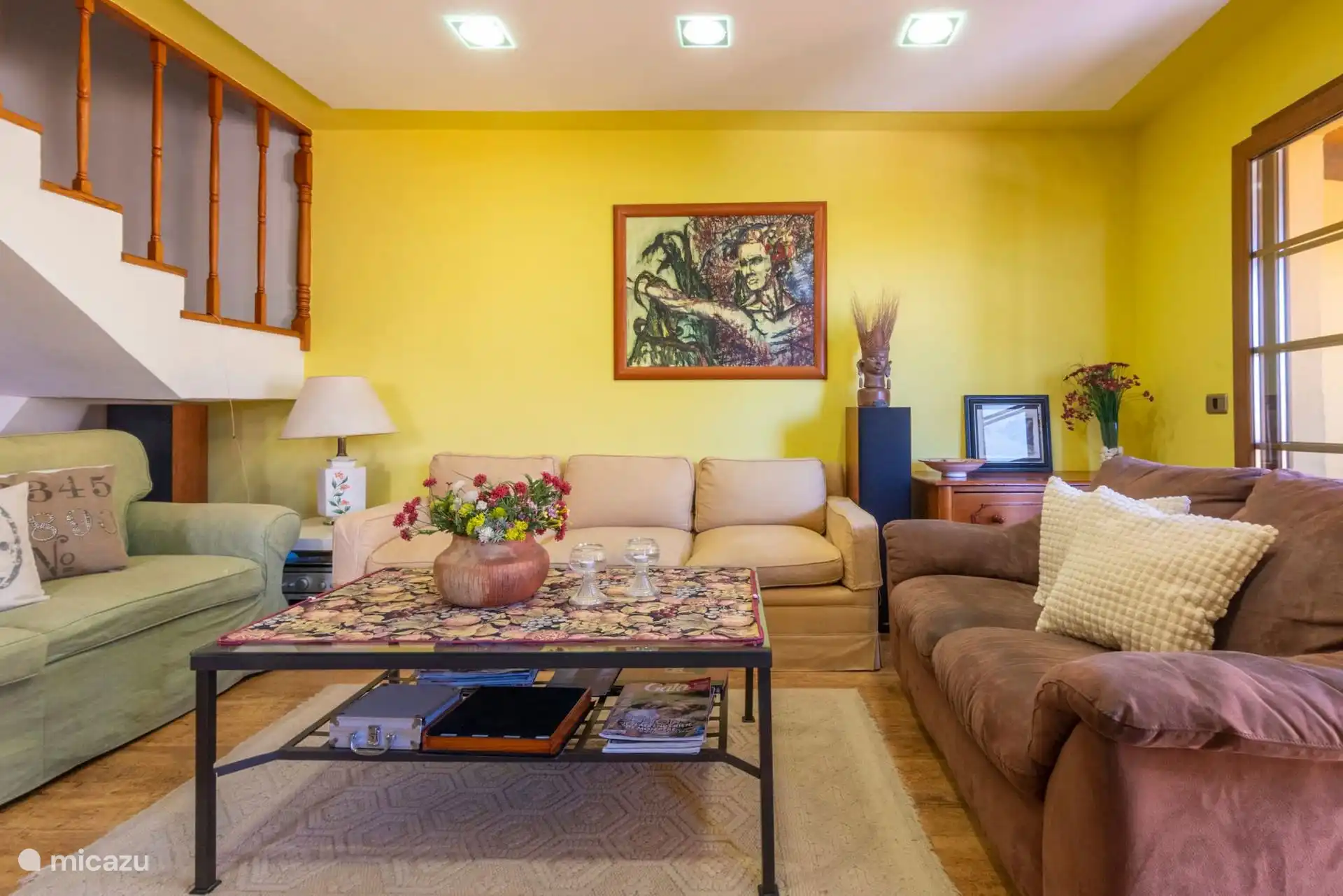 Salón principal con dos sofás y mesa de centro.