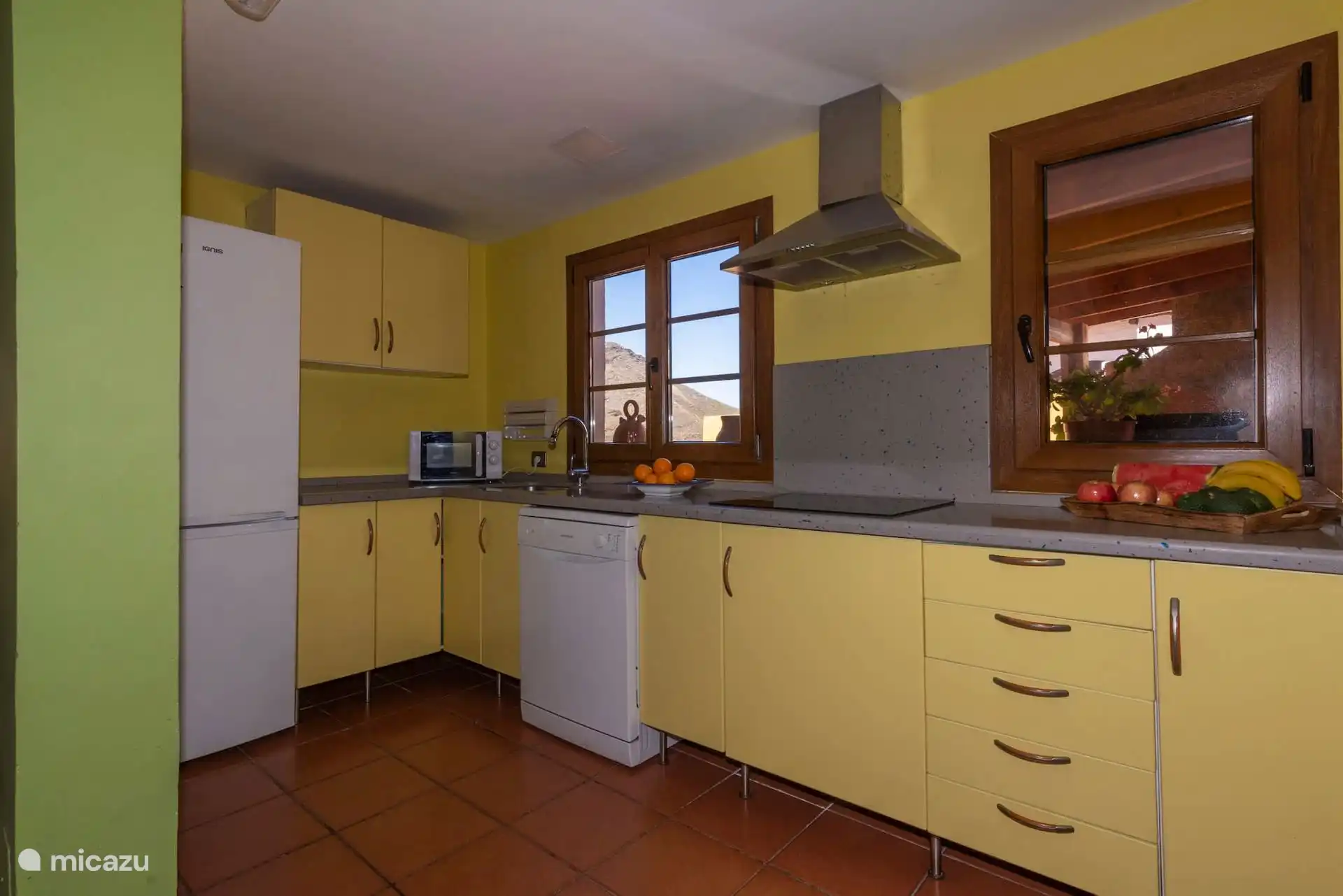 Cocina independiente con placa de inducción y lavavajillas.