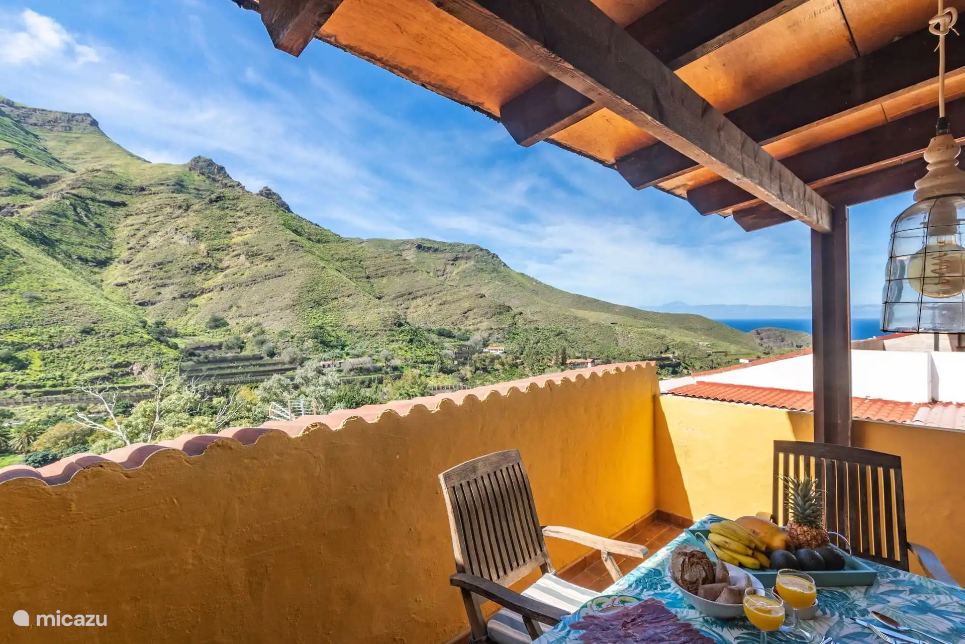 Pérgola de la terraza con vistas al valle y al mar a lo lejos.