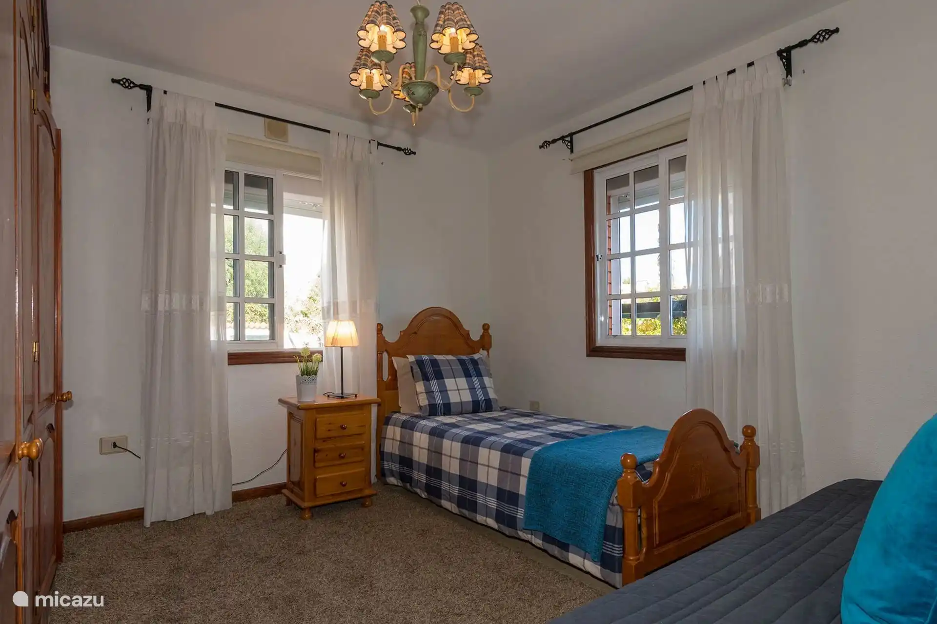 Dormitorio con cama individual y sofá cama auxiliar.