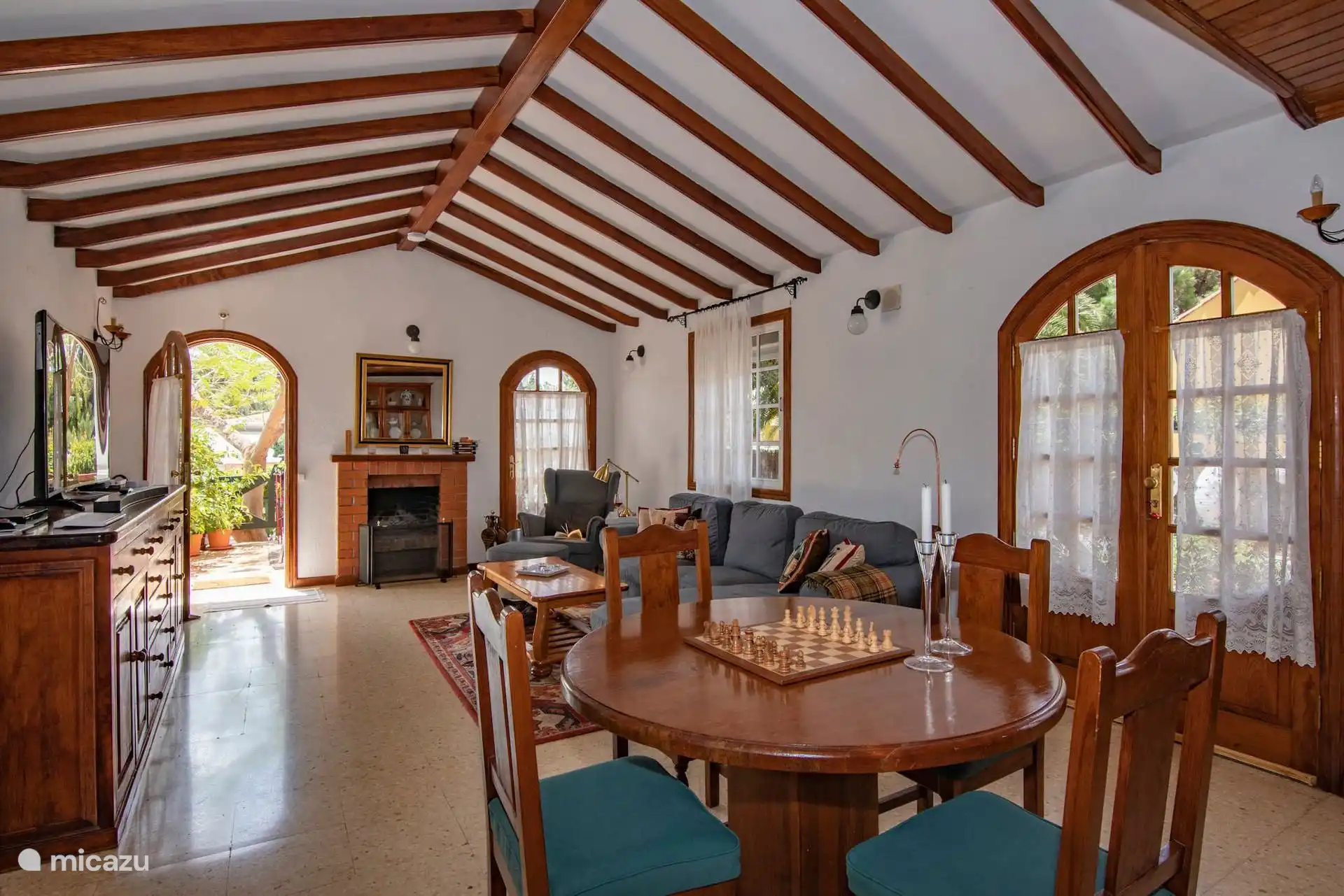 Vista amplia del salón, con la chimenea y el comedor.