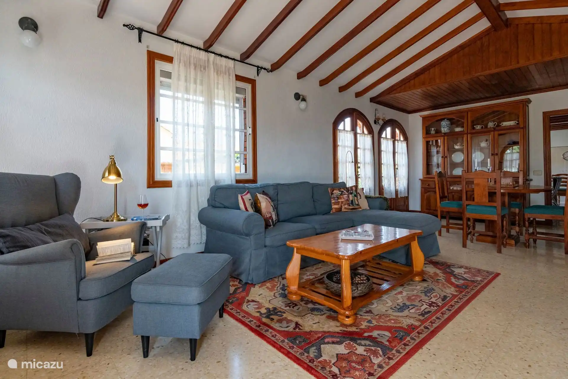 Salón con sofás y mesa de centro sobre la alfombra.