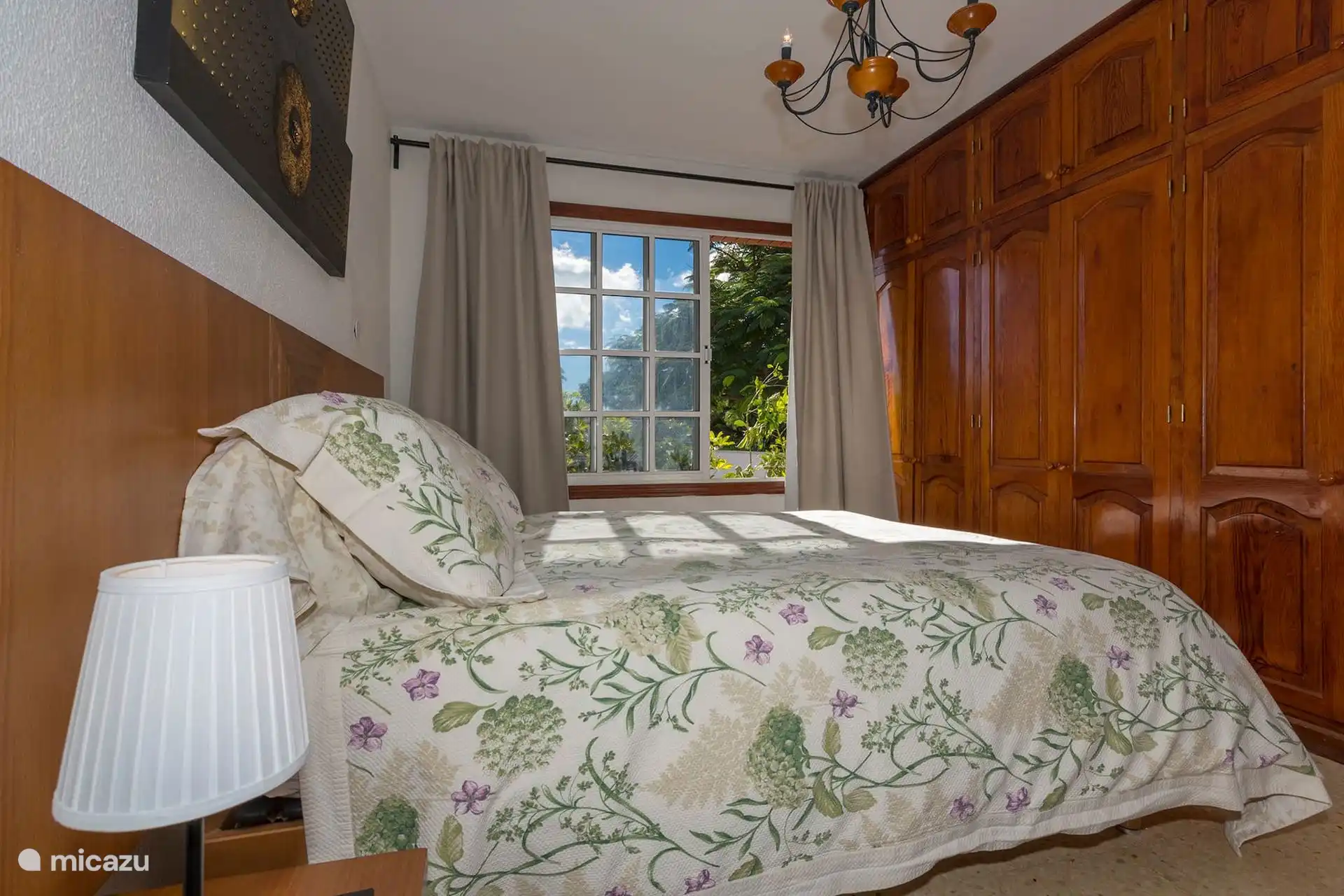 Otra vista del dormitorio principal, con el armario empotrado de madera.