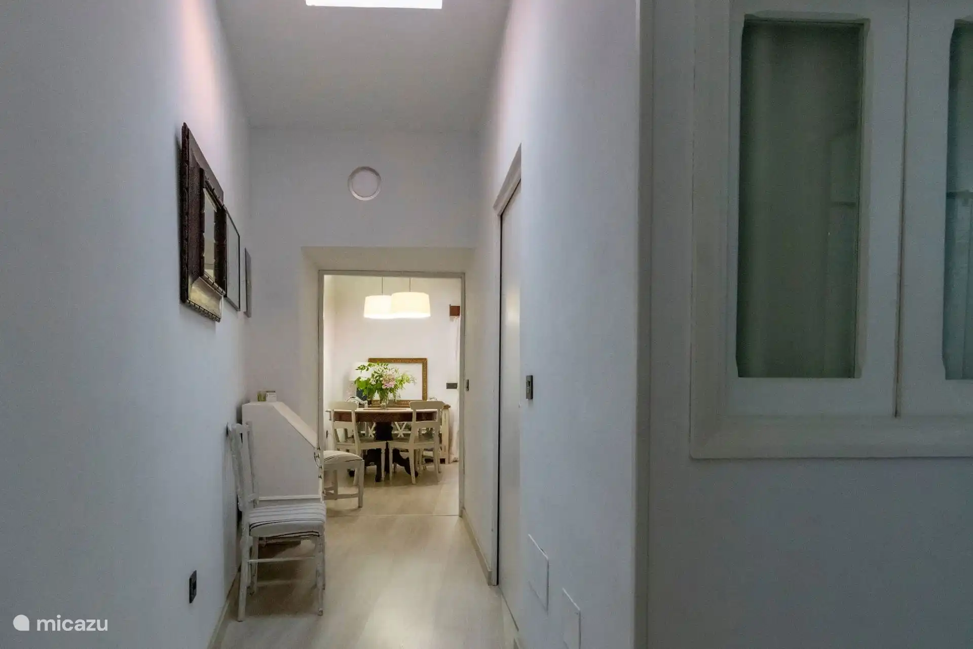 Pasillo hacia el comedor, con puertas y carpintería de época.
