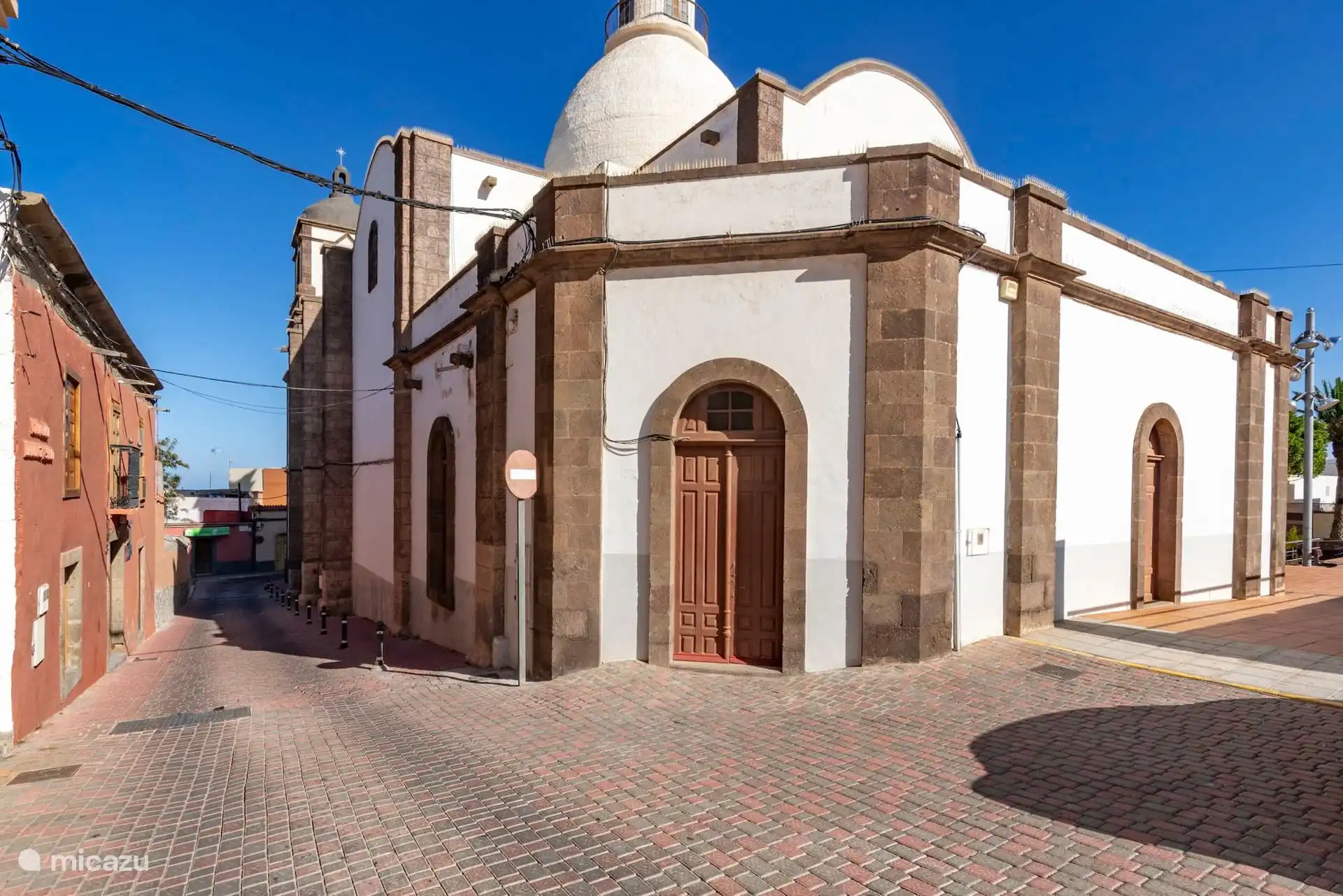 Ermita del barrio, a pocos pasos de la casa.