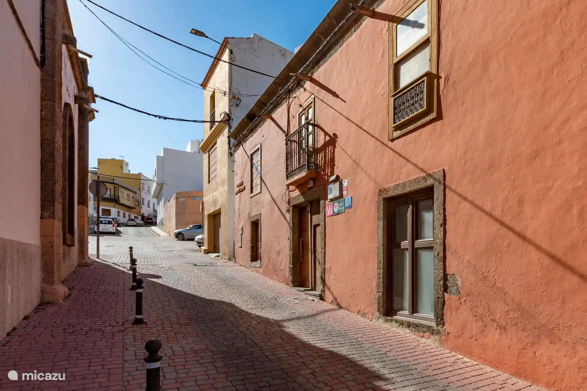Calle tradicional del casco antiguo de Ingenio, junto a la casa.