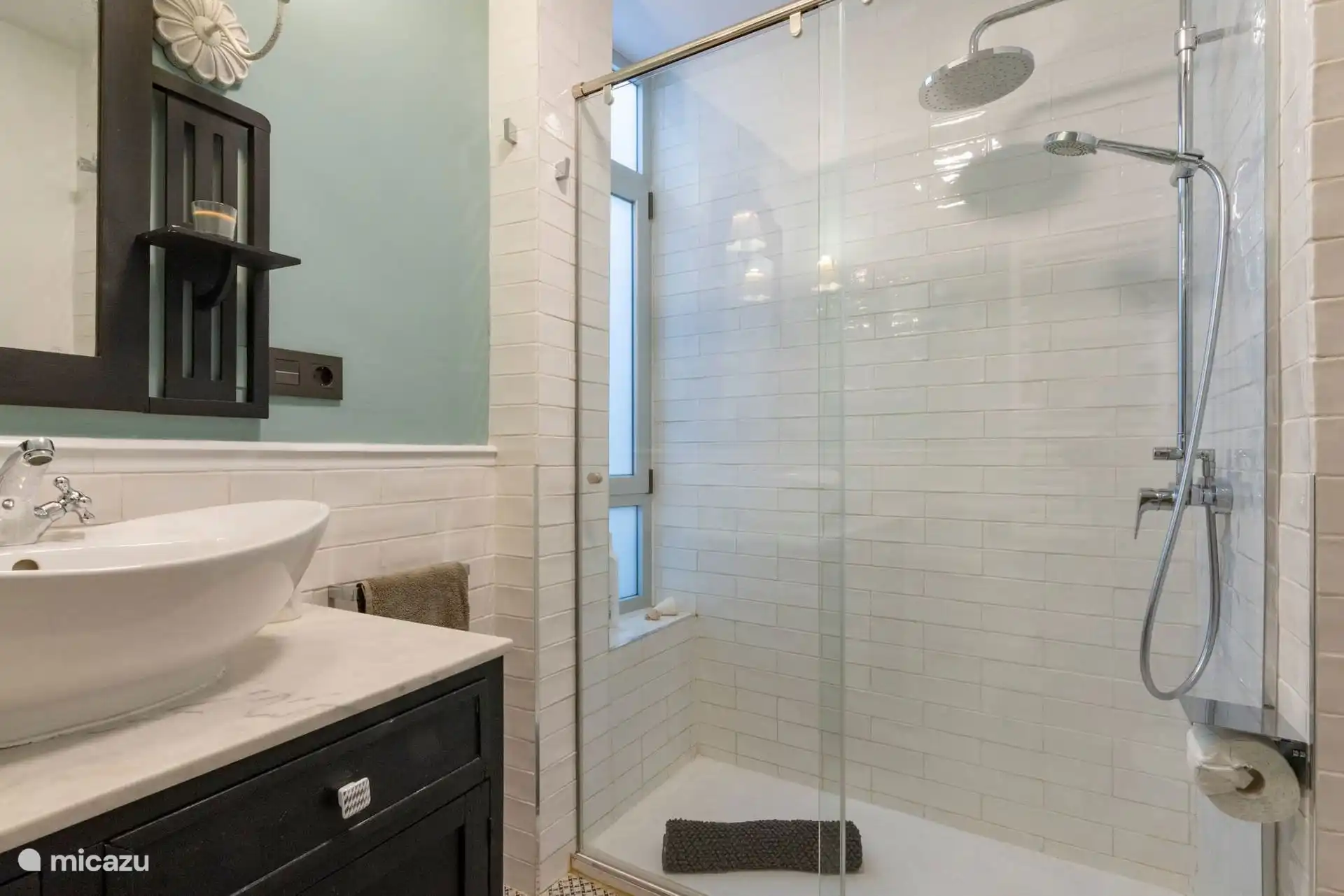 Baño con ducha de mampara y lluvia.