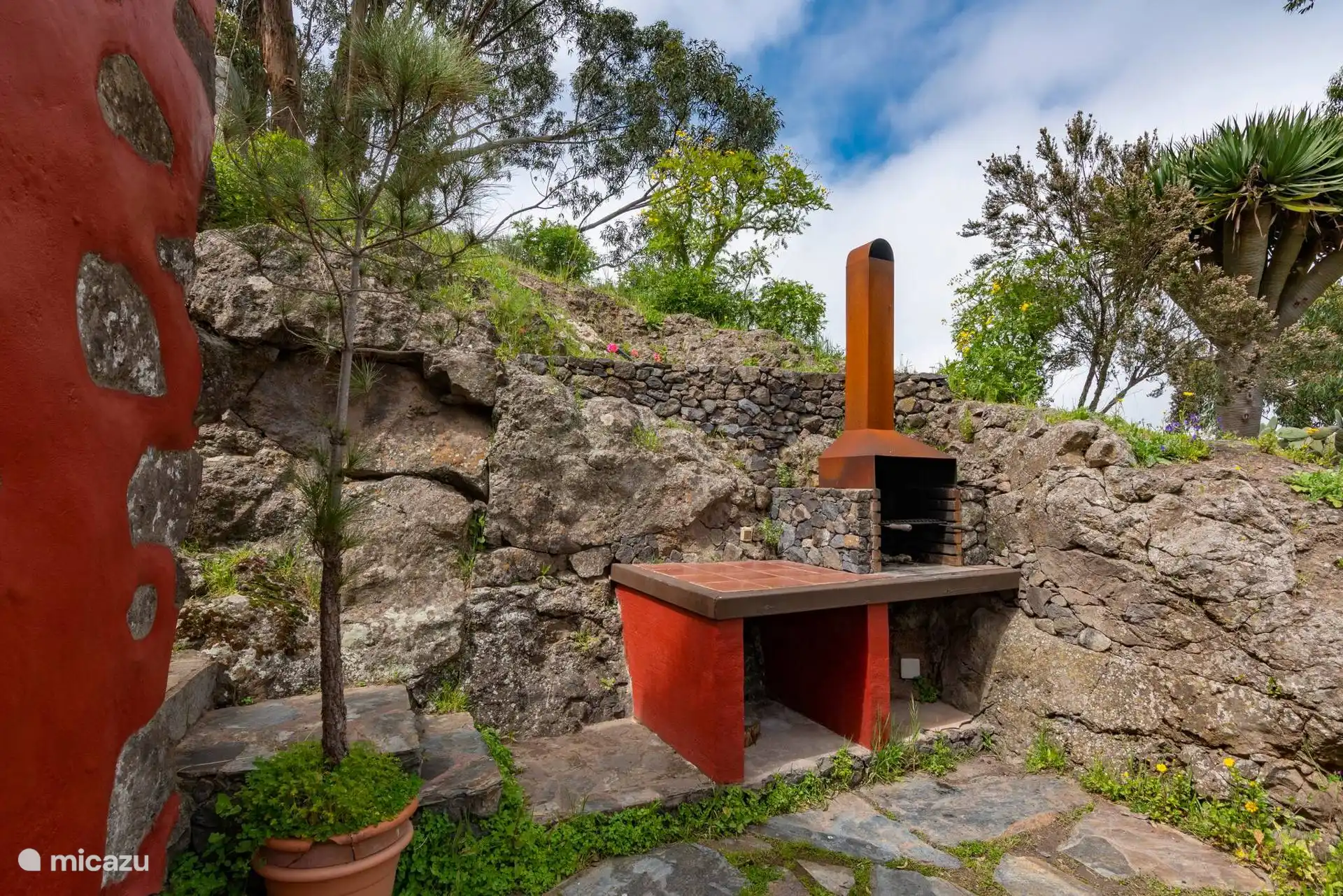 Barbacoa de obra junto a la roca del barranco.
