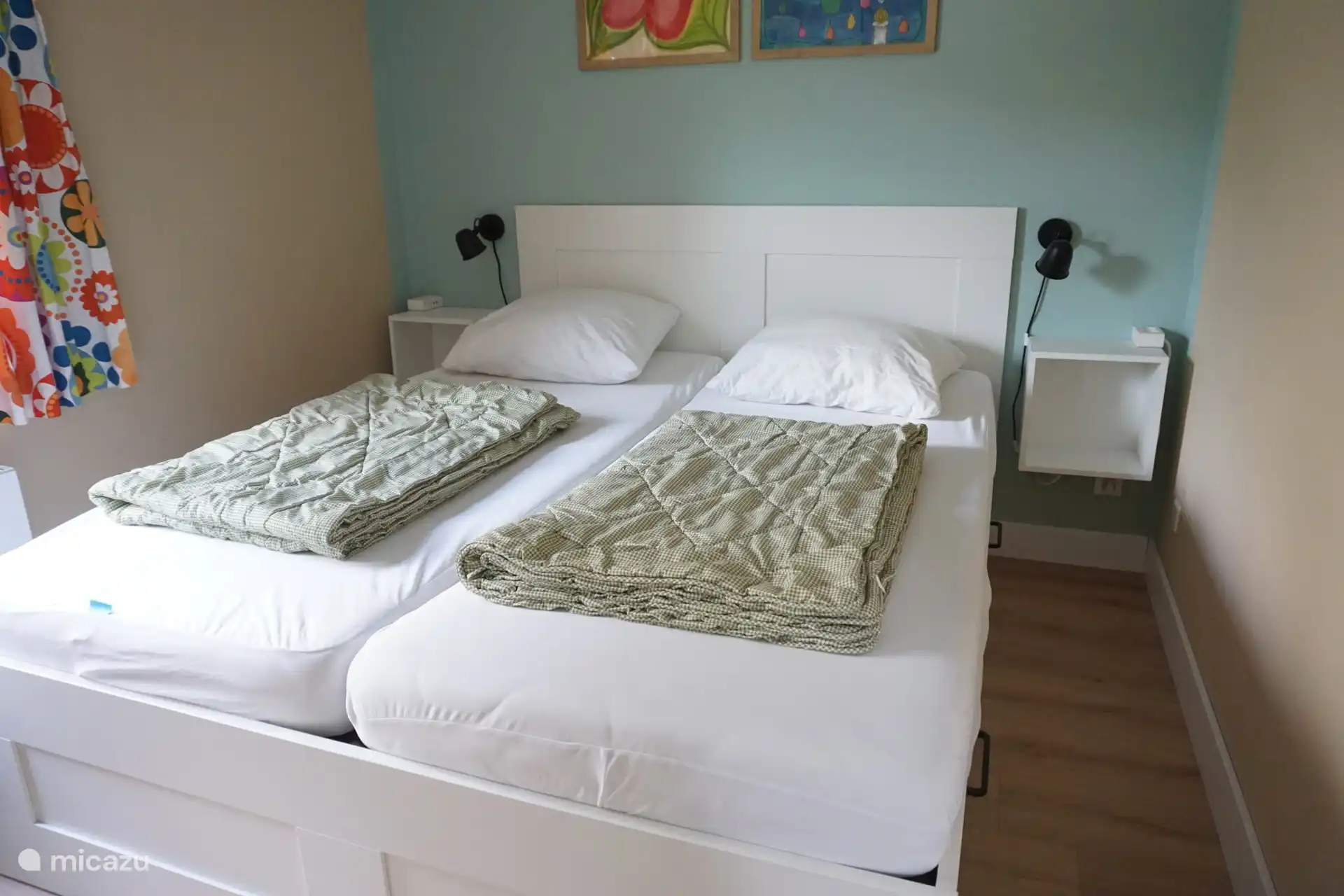 Dormitorio con cama doble en la planta baja