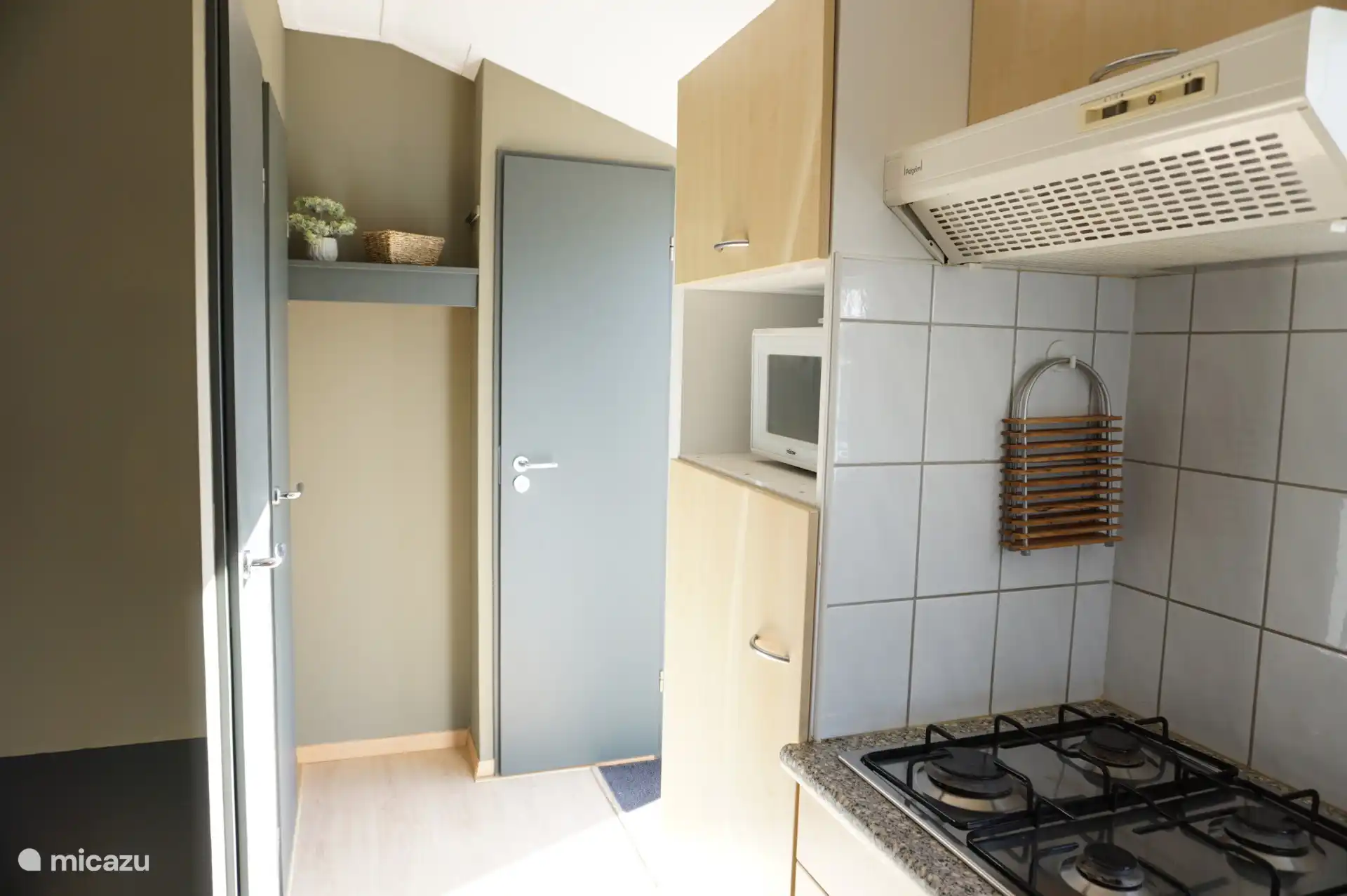 Cocina/entrada/puerta baño/dormitorio con puerta/armario del contador
