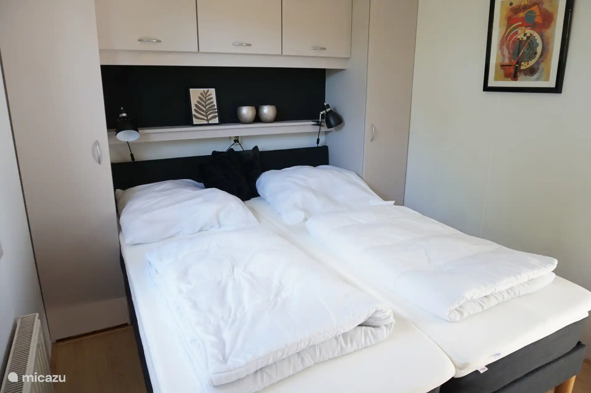 Dormitorio con cama matrimonial
