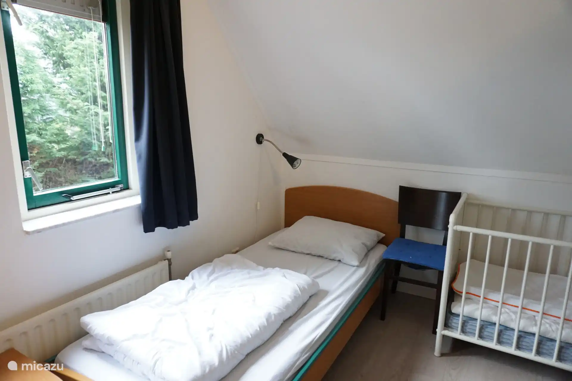 Dormitorio con catre