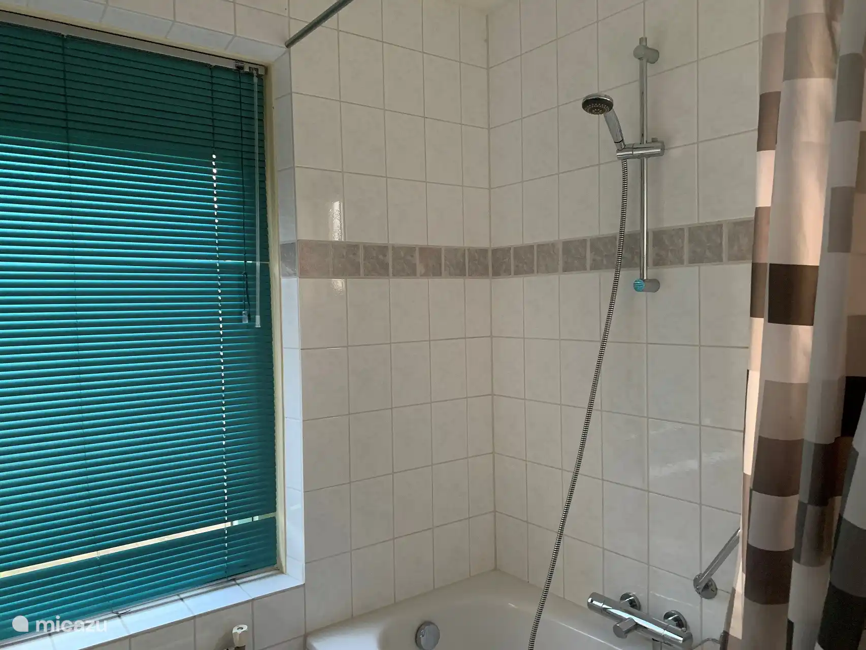 Baño en la planta baja con bañera y lavabo