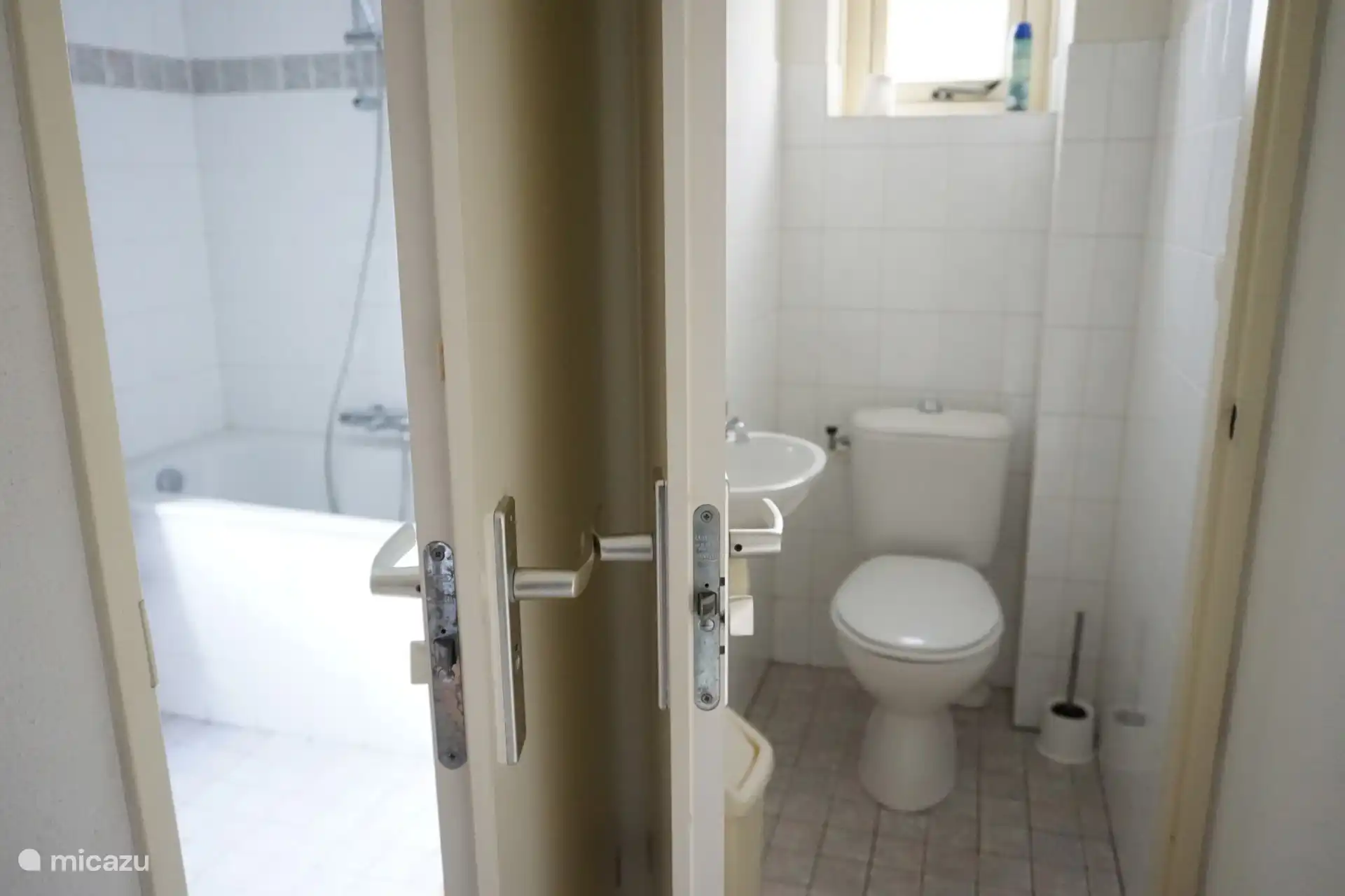 Baño en planta baja y inodoro independiente