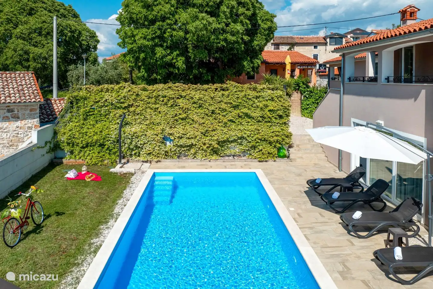 Piscina + tumbonas
