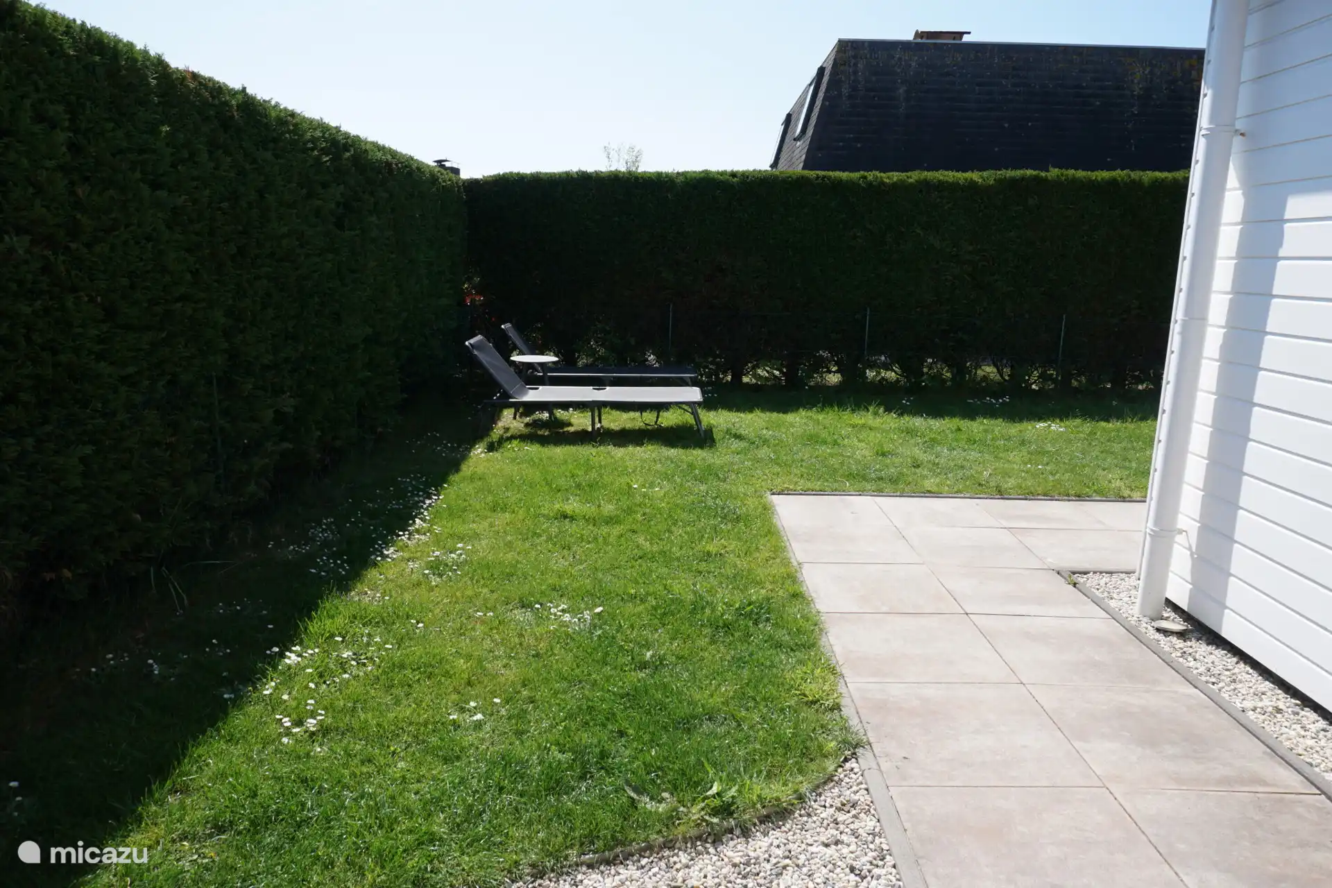 Tuin met ligstoelen