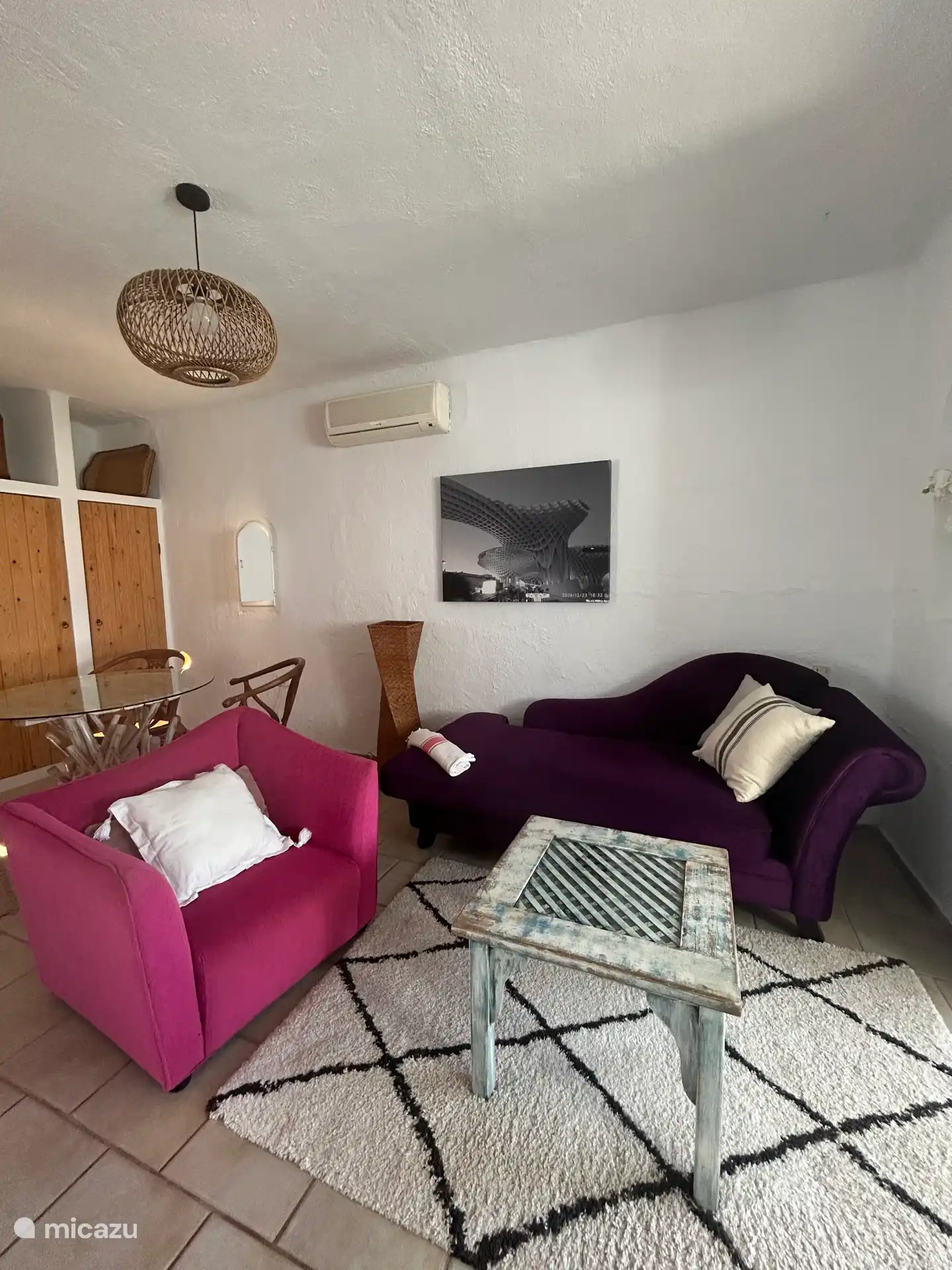 Woonkamer met lange chaise en een aparte fauteuil 