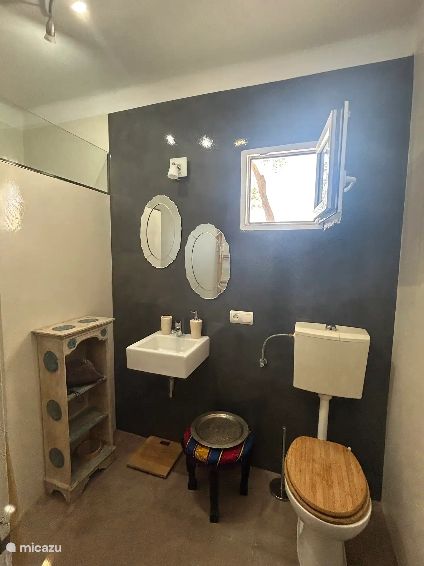 Badkamer en buitenraam 