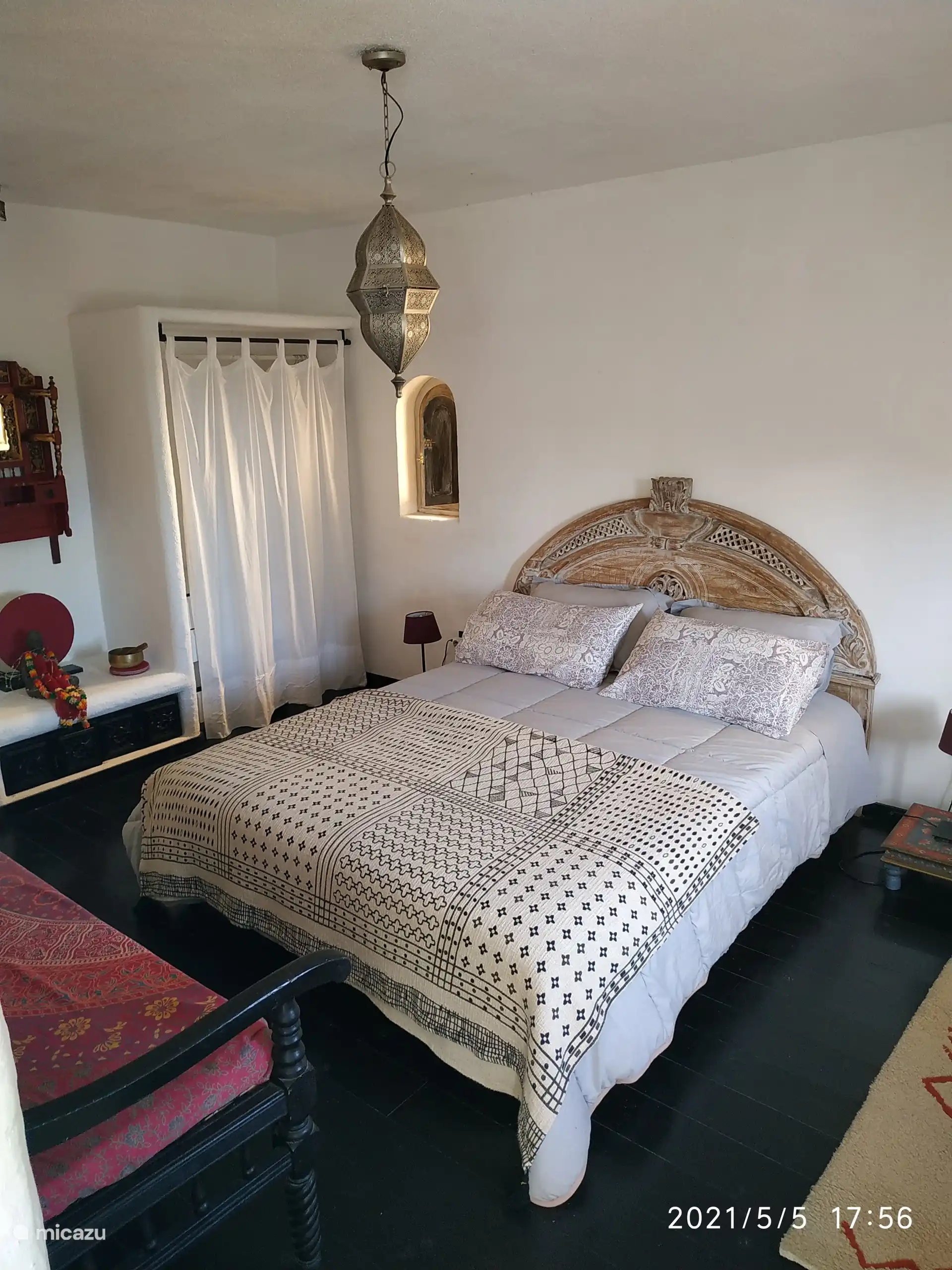 Uitzicht op slaapkamer en kast 