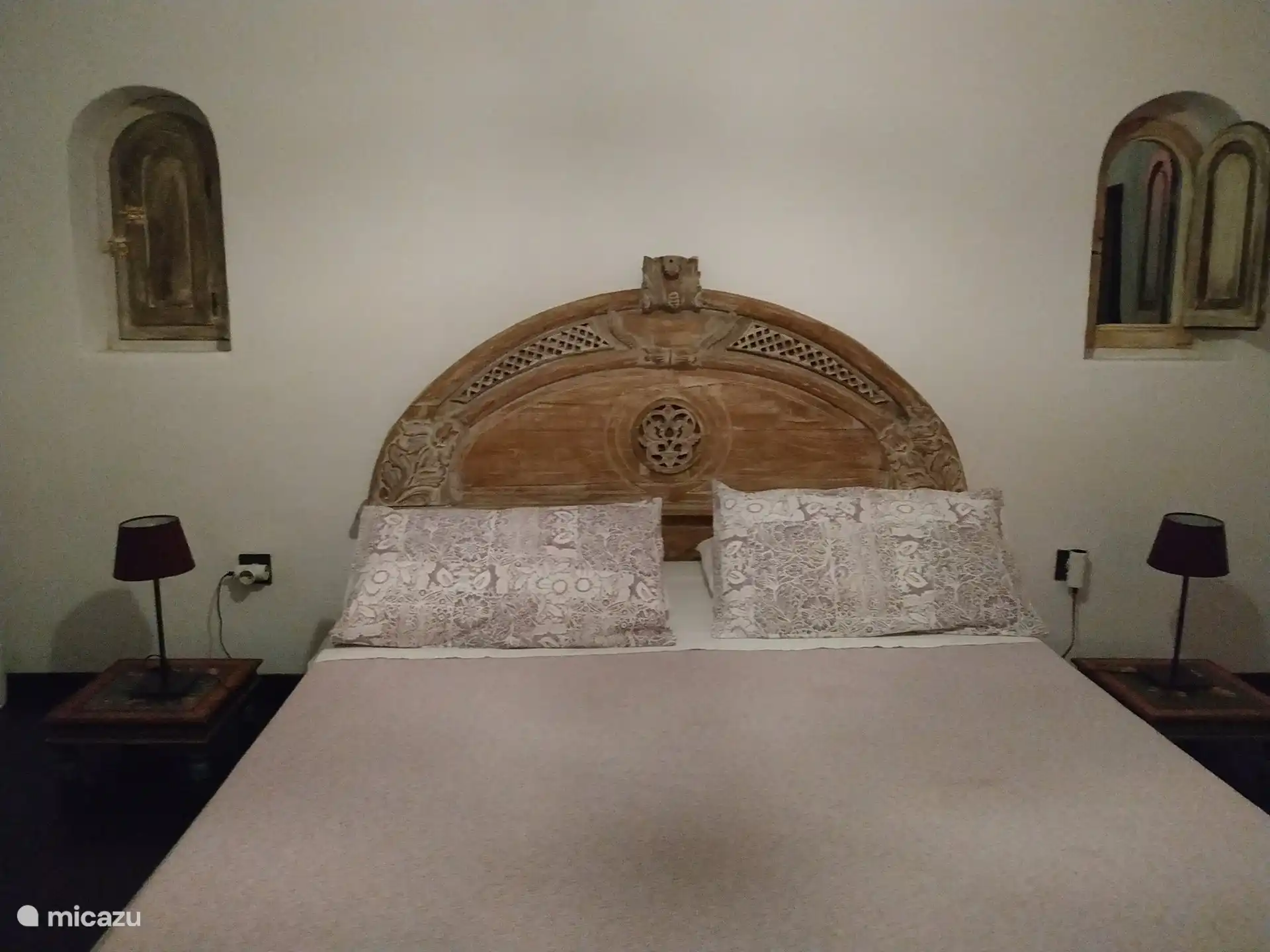 Detail van het bed en het hoofdeinde 