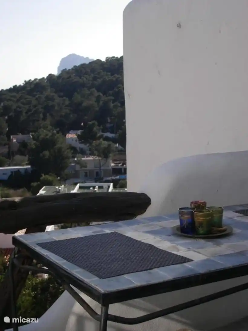 Balkon met eetruimte buiten 