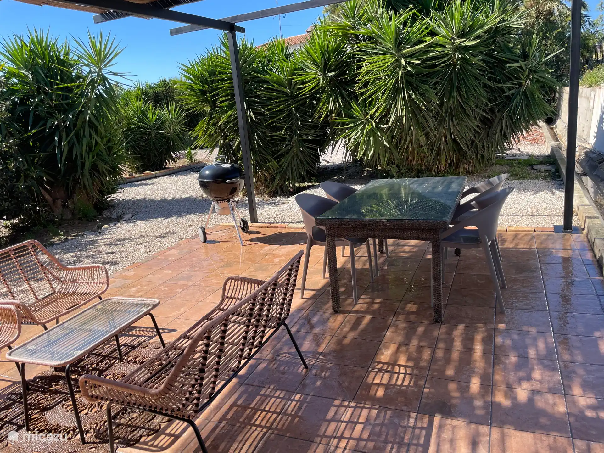 Terras met eethoek, zitje en bbq