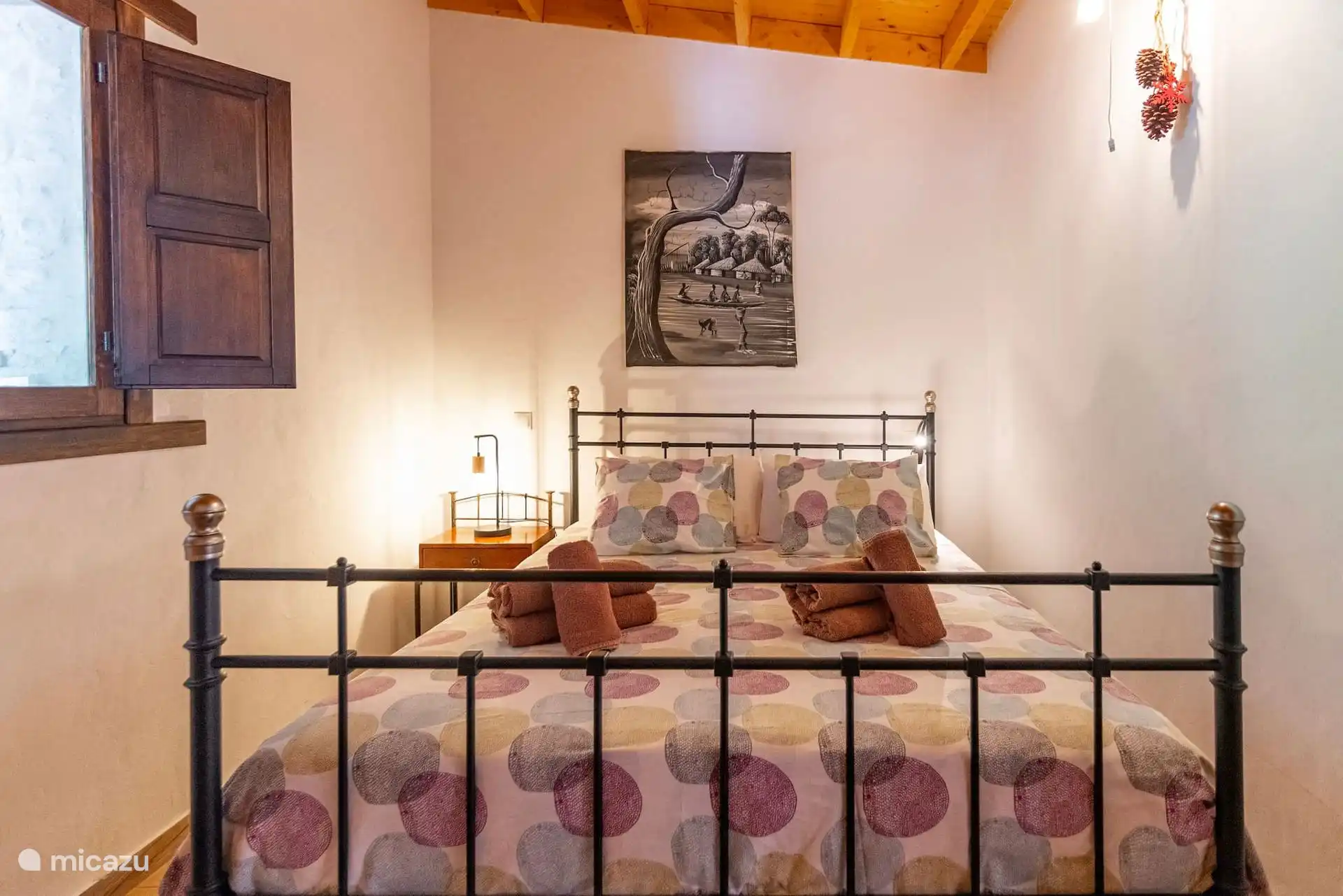 Ein weiterer Blick auf das Hauptschlafzimmer mit Holzfenster.