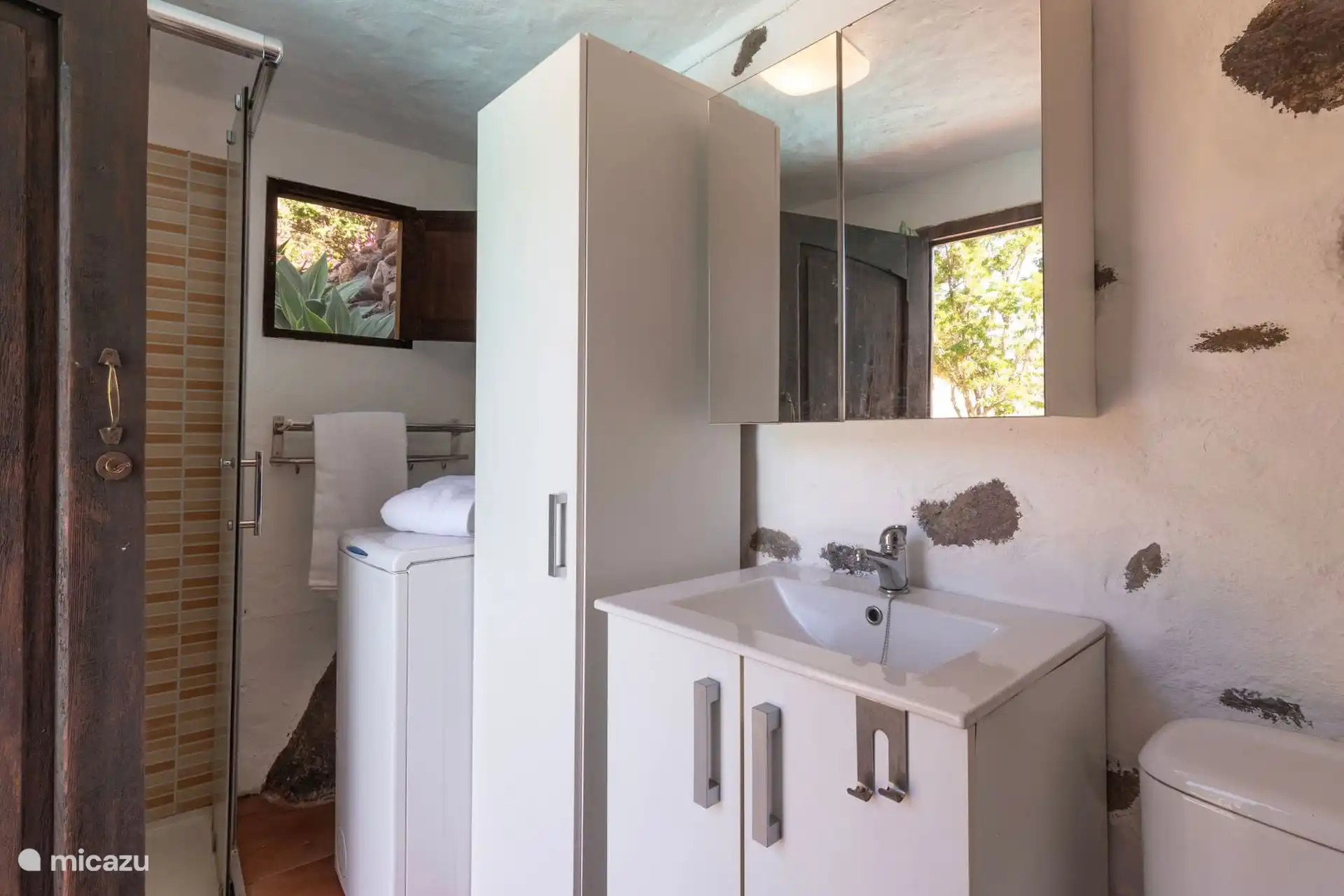 Aseo con lavadora y lavabo.