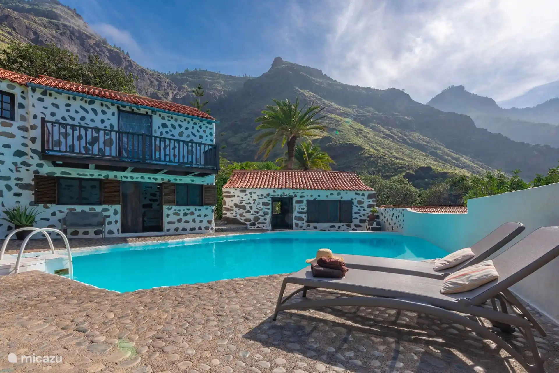 Piscina con tumbonas y vistas al valle de Agaete.