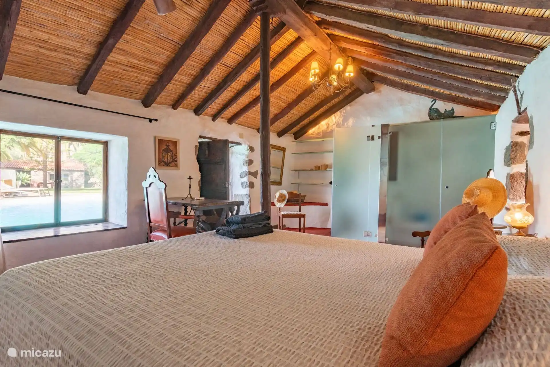 Otra vista del dormitorio, con ventana al jardín.