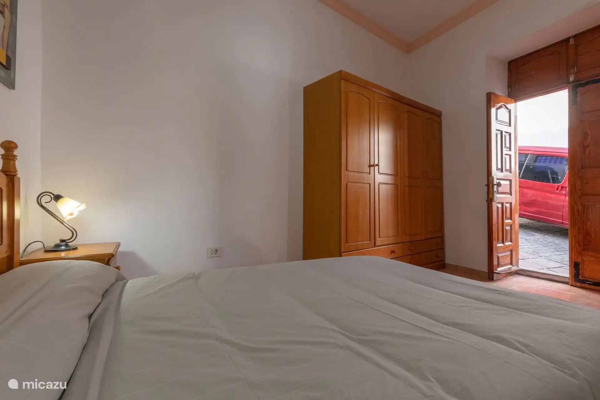 Uitzicht op de slaapkamer met directe toegang tot de straat.