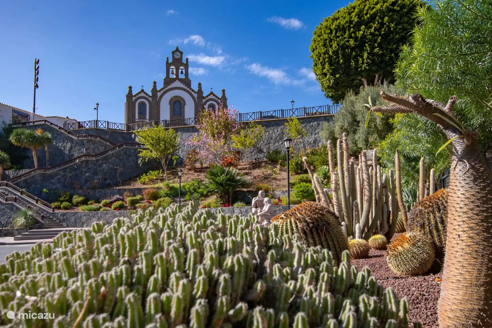 Kerk van Santa Lucia met de cactustuin.