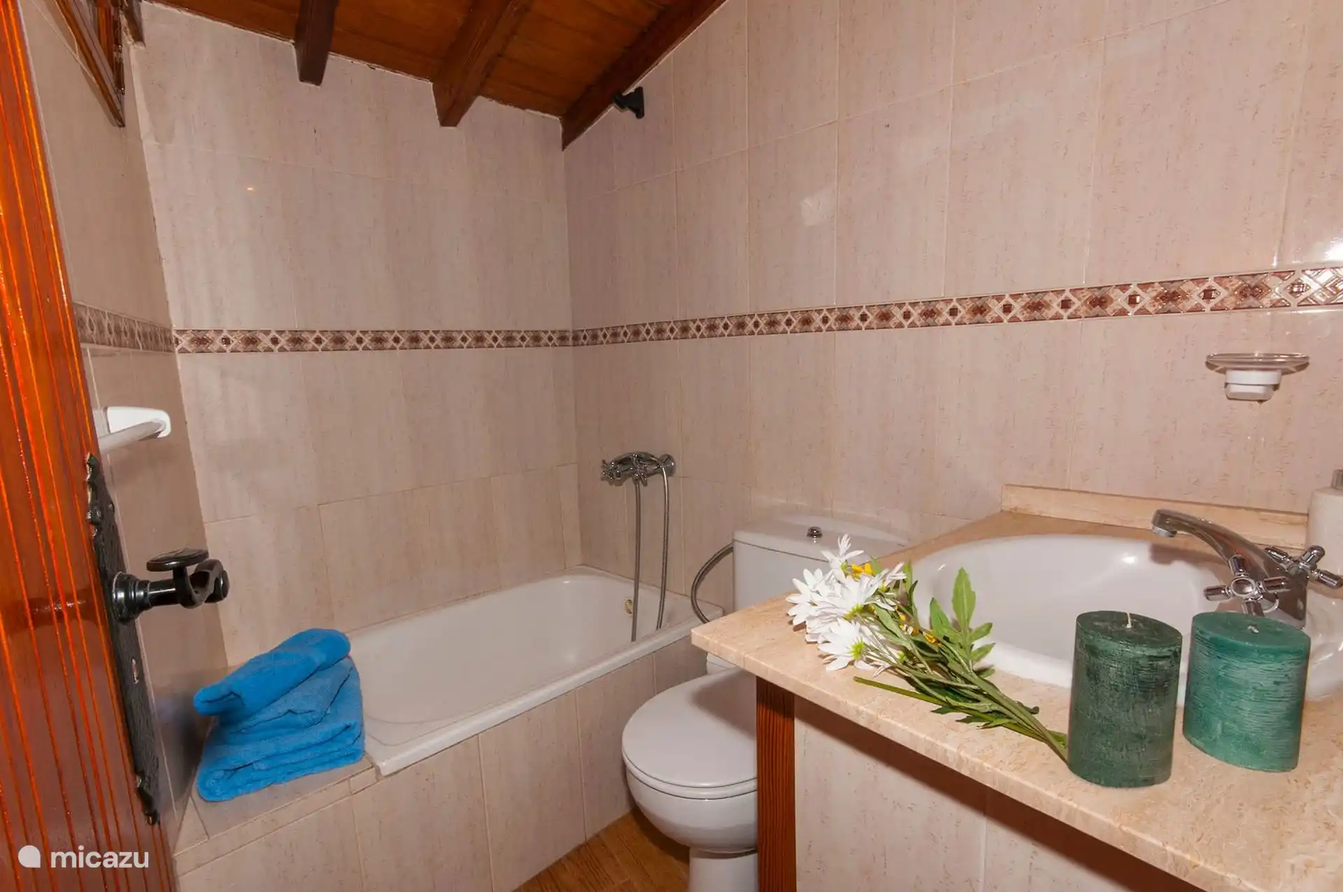 Badezimmer mit Badewanne und Fenster.