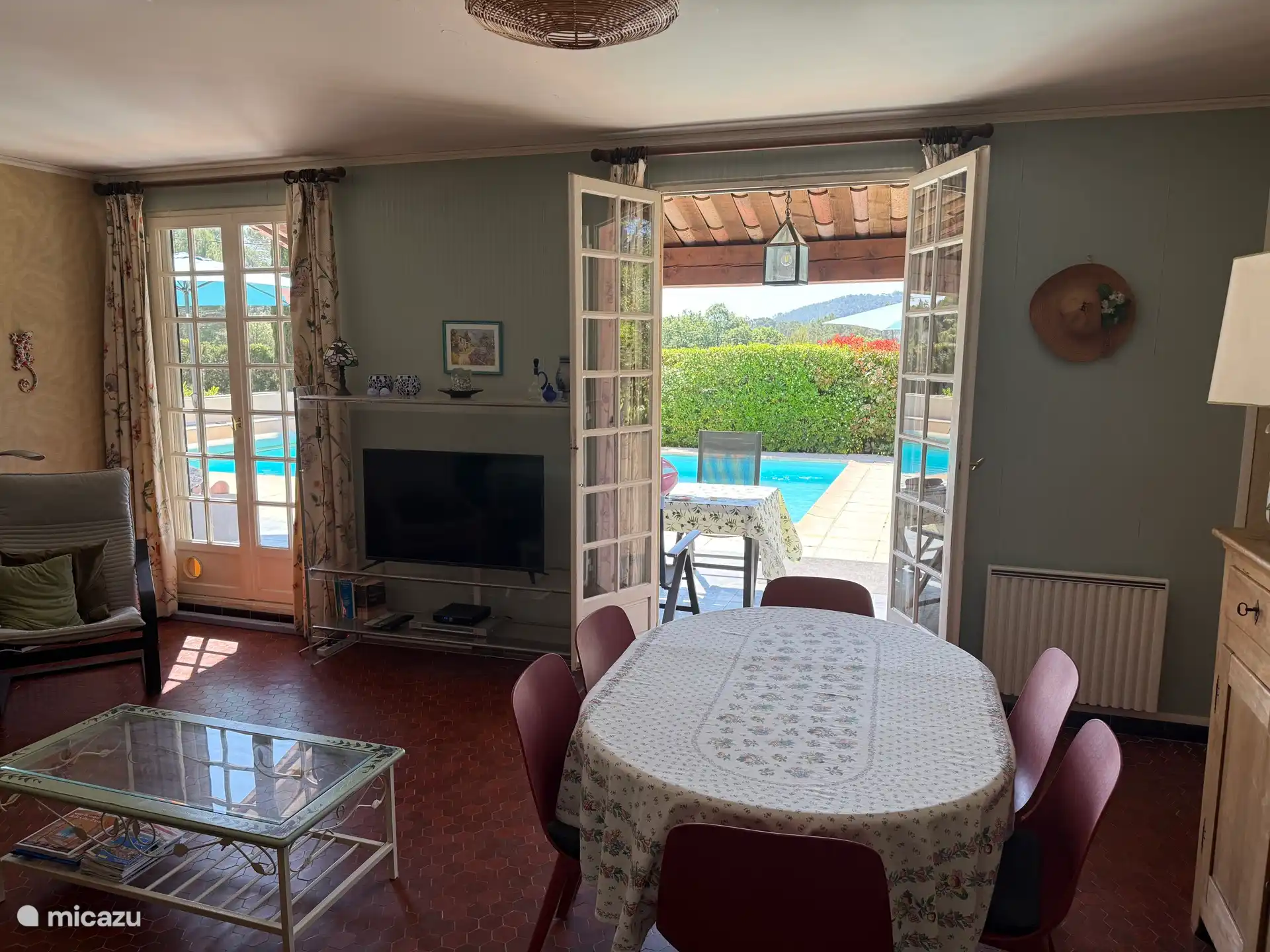 Woonkamer met airco en openslaande deuren naar het terras. De woning beschikt over glasvezel internet.