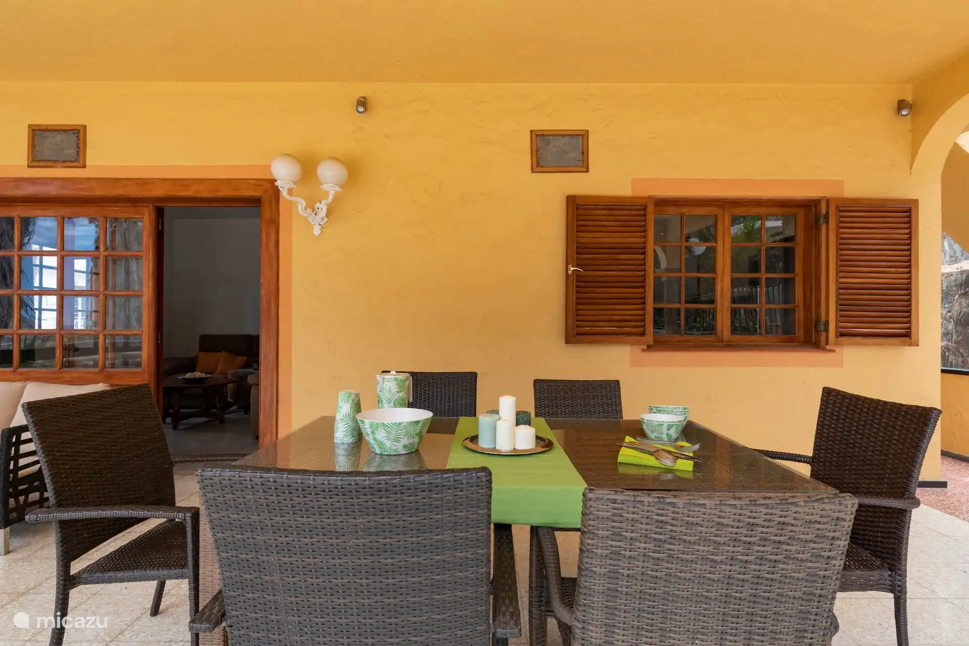 Außenbereich für sechs Personen auf der Veranda, neben den Wohnzimmerfenstern.