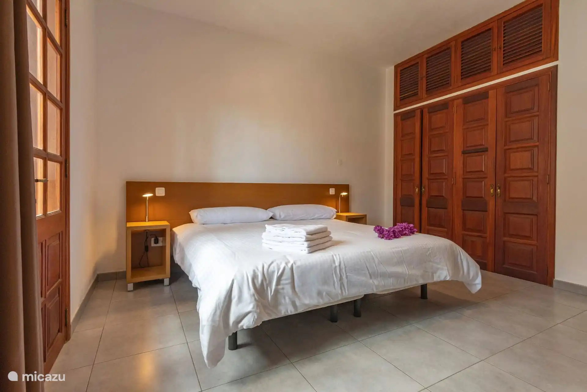 Ein weiteres Schlafzimmer mit Doppelbett und einem eingebauten Kleiderschrank mit vier Blättern.
