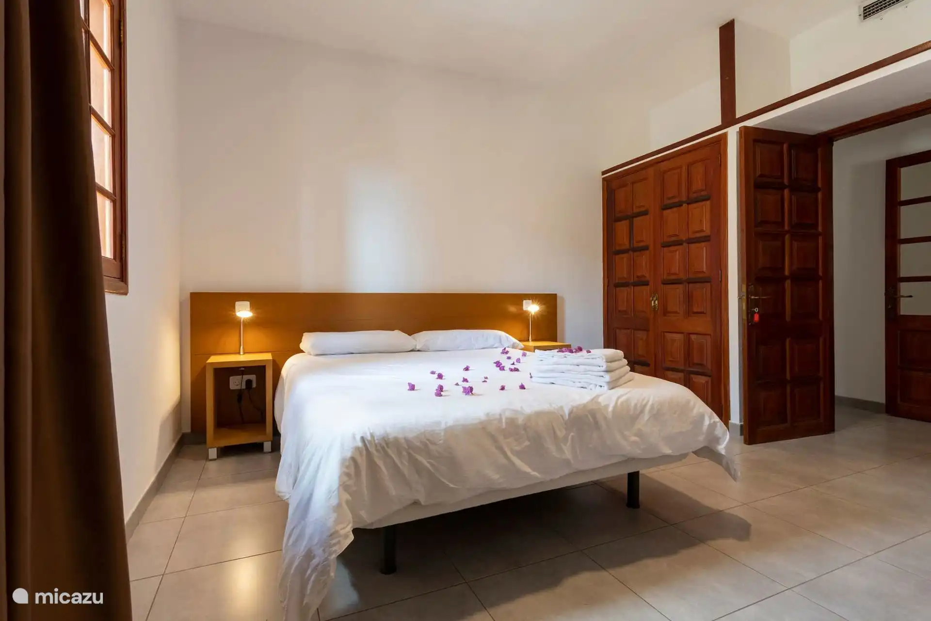 Schlafzimmer mit Doppelbett und Ausgang zum Flur; Hohe Decke.
