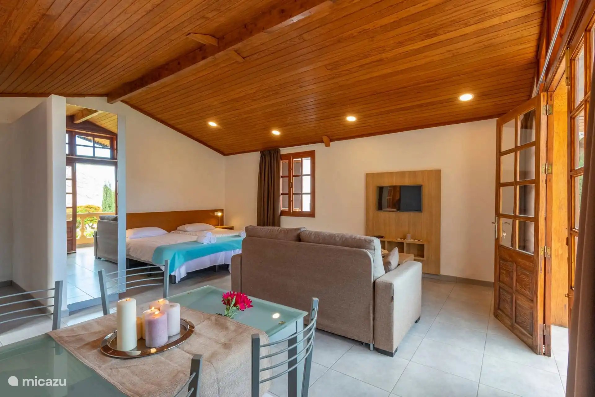 General view of the interior: dining room, sofa, bedroom and exit to the balcony.