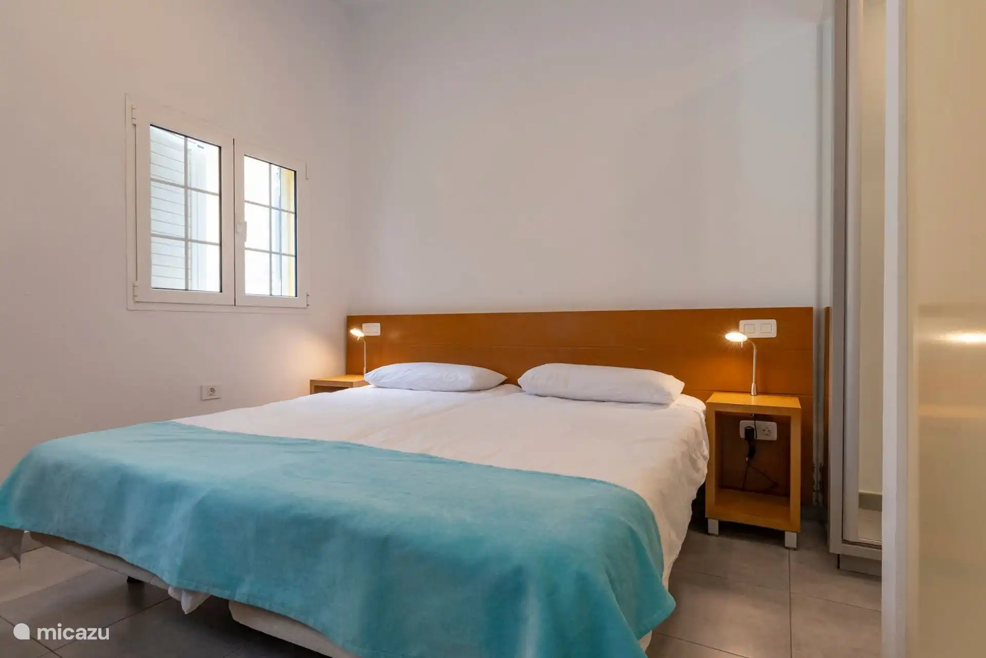Das Schlafzimmer, mit eigenem Fenster und Leselichtern am Kopfteil.