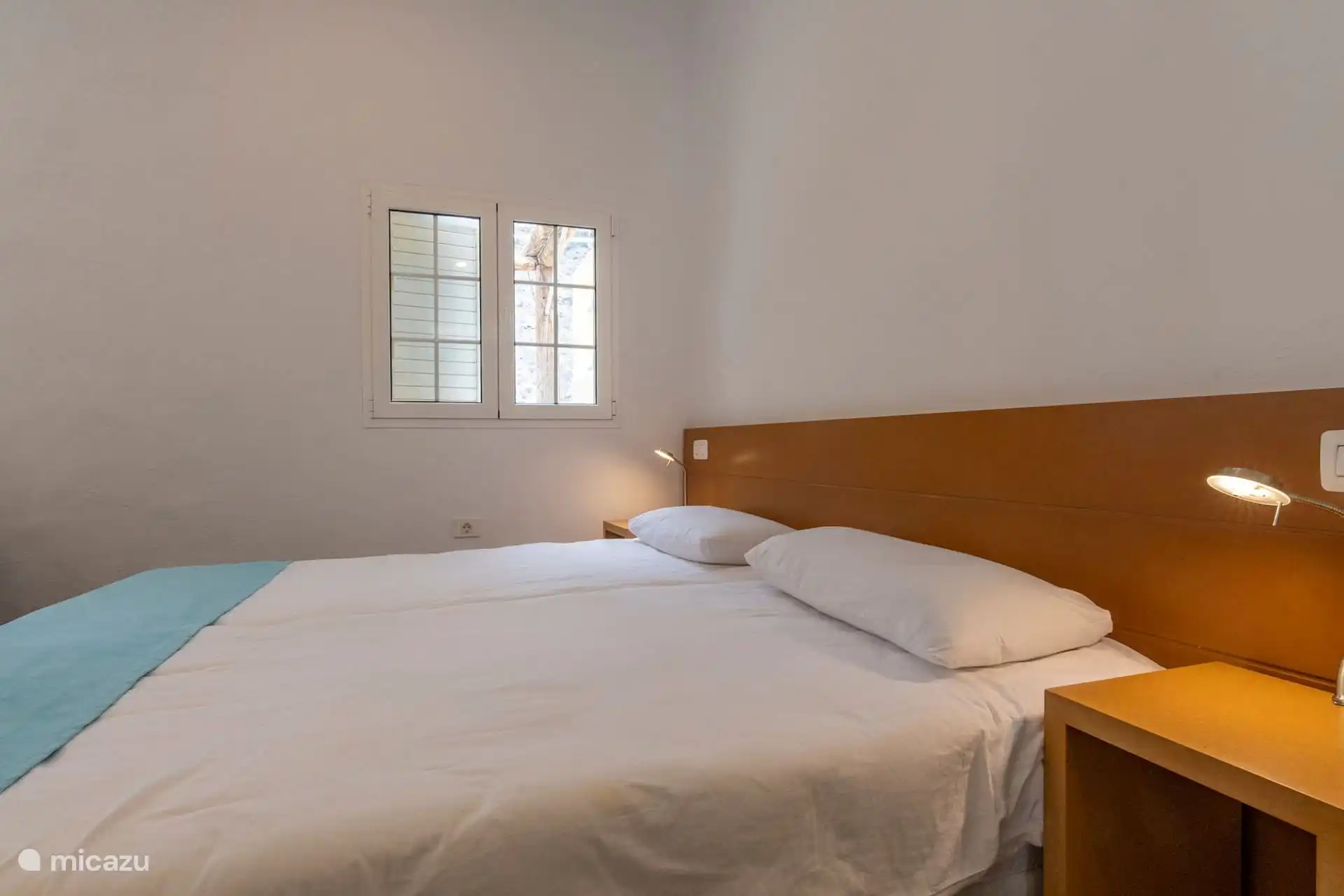 Ein weiterer Blick auf das Schlafzimmer, mit dem Fenster zur Terrasse.