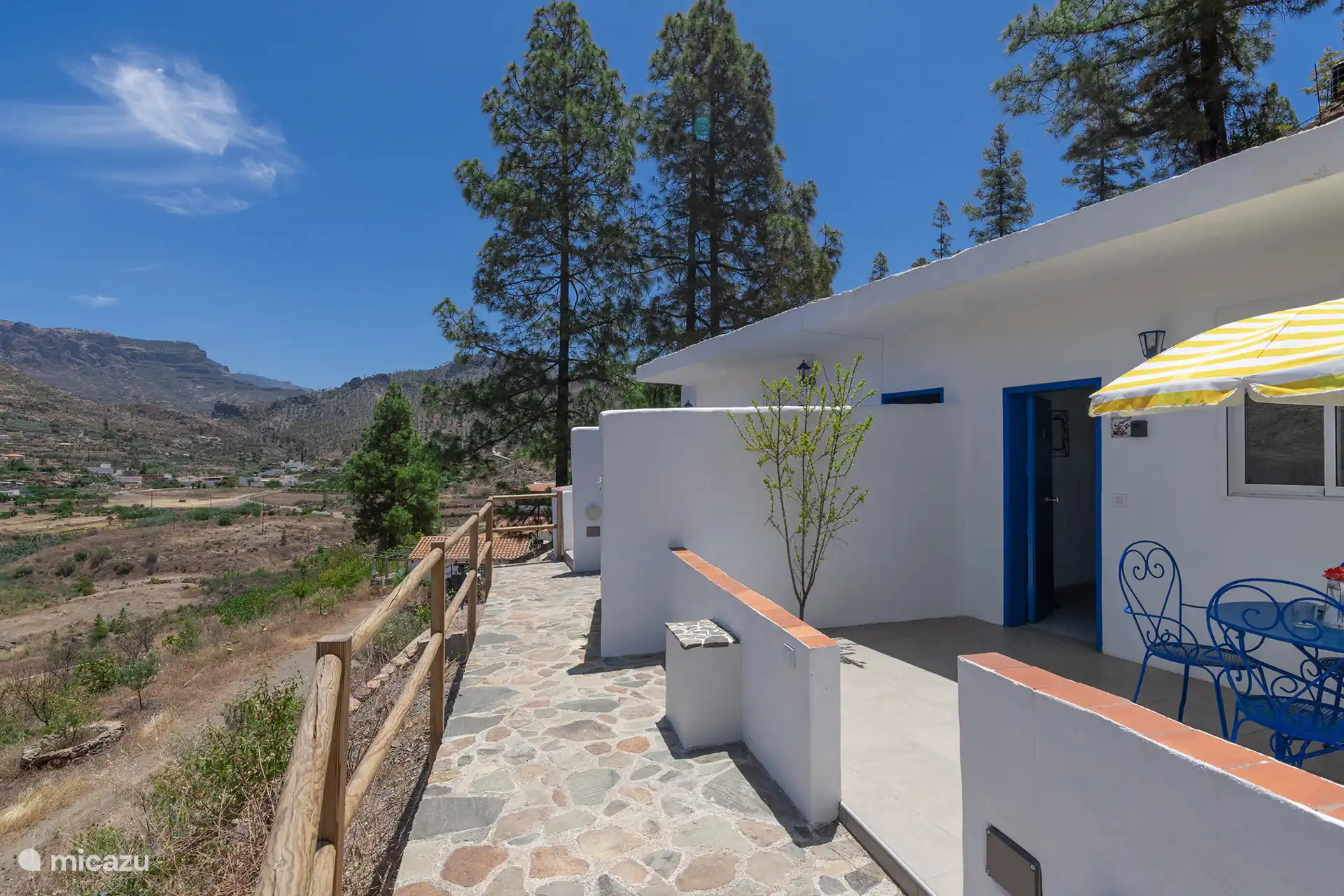 Kopfsteinpflasterweis der Finca neben der Terrasse des Hauses, mit Blick auf das Tal.
