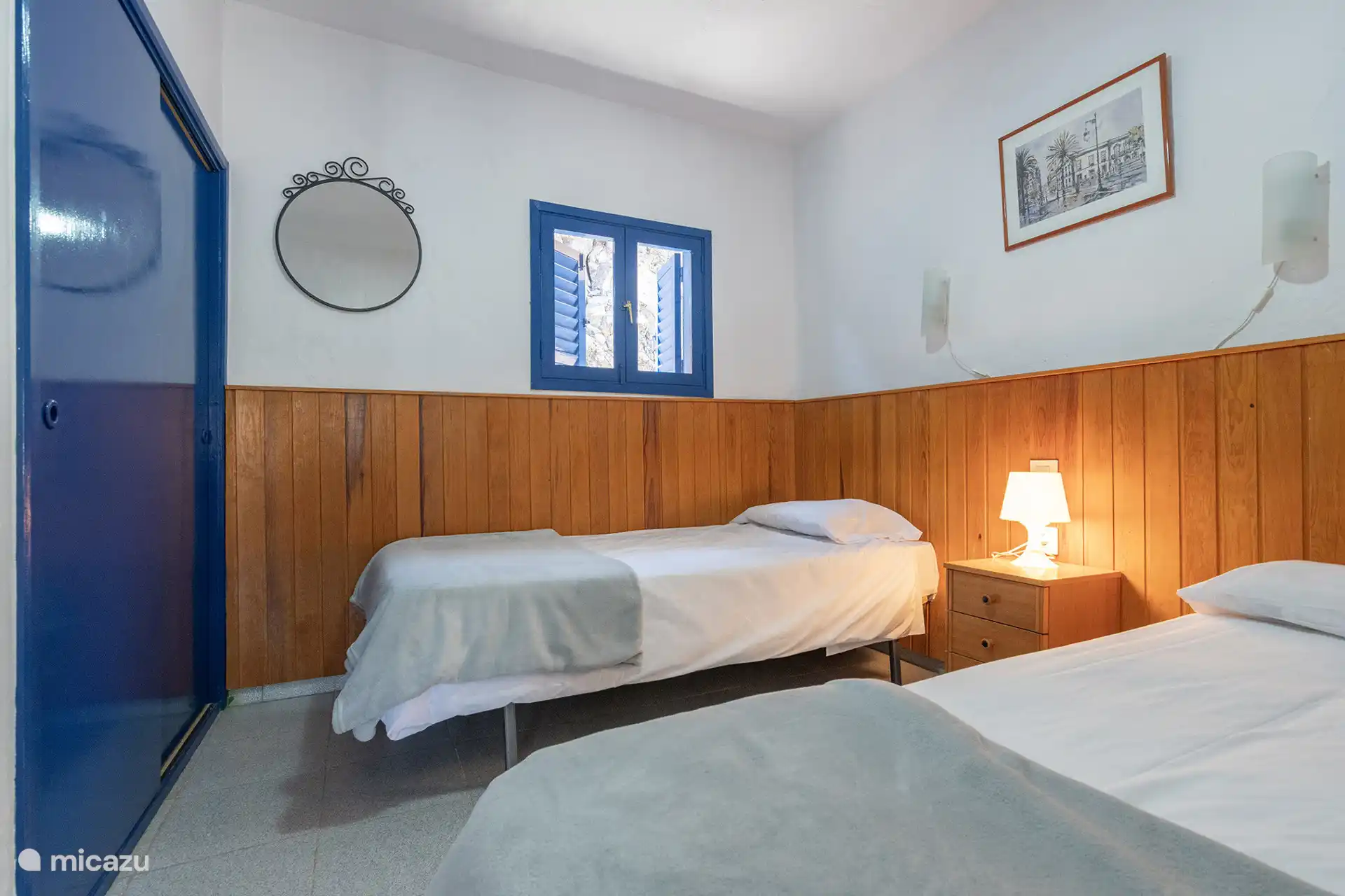 Das Schlafzimmer mit Kleiderschrank und Spiegel.