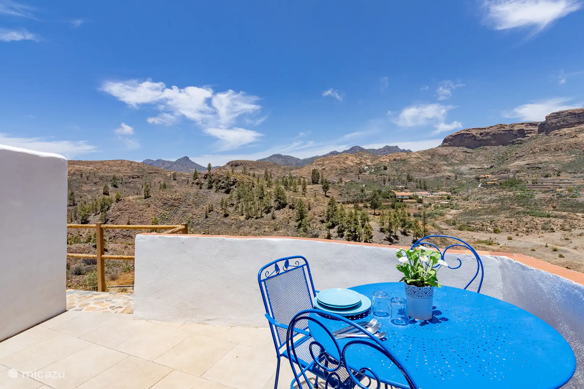 Private terrace with table and chairs, overlooking the ravine and the hamlet of Cercados de Araña.