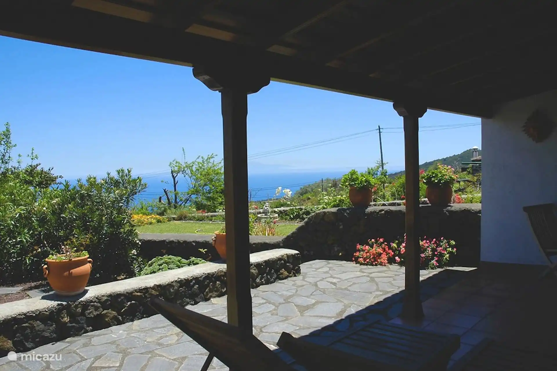 Von der Veranda aus kann man das Meer und an klaren Tagen die Silhouette Teneriffas sehen.