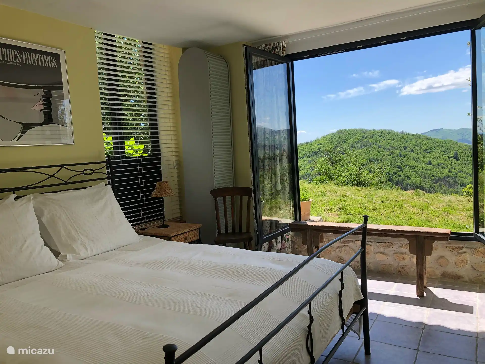 Geräumiges Schlafzimmer mit Blick