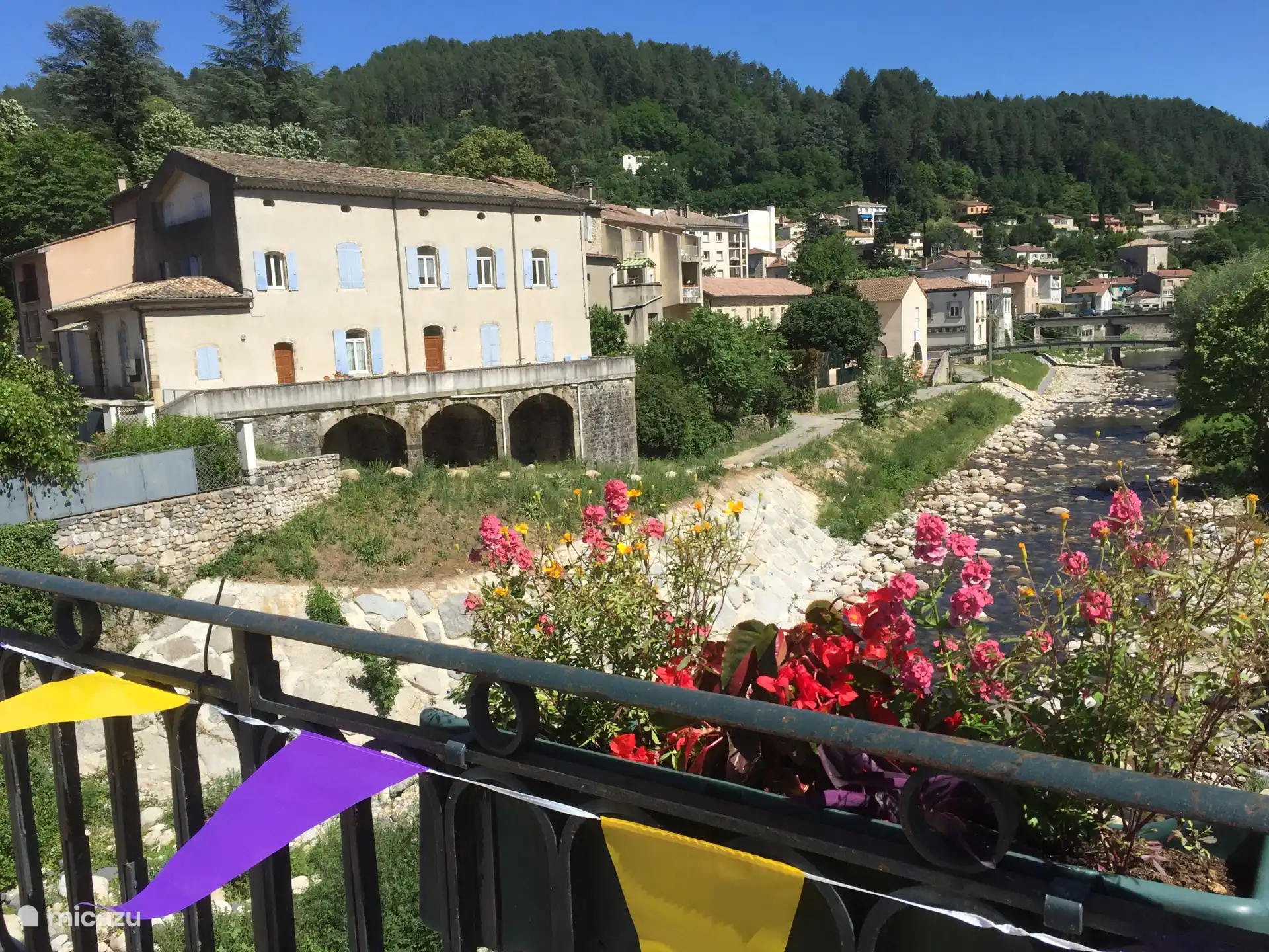 False les Bains. Ein gemütliches und großes Dorf, nur 6 km vom Cottage entfernt