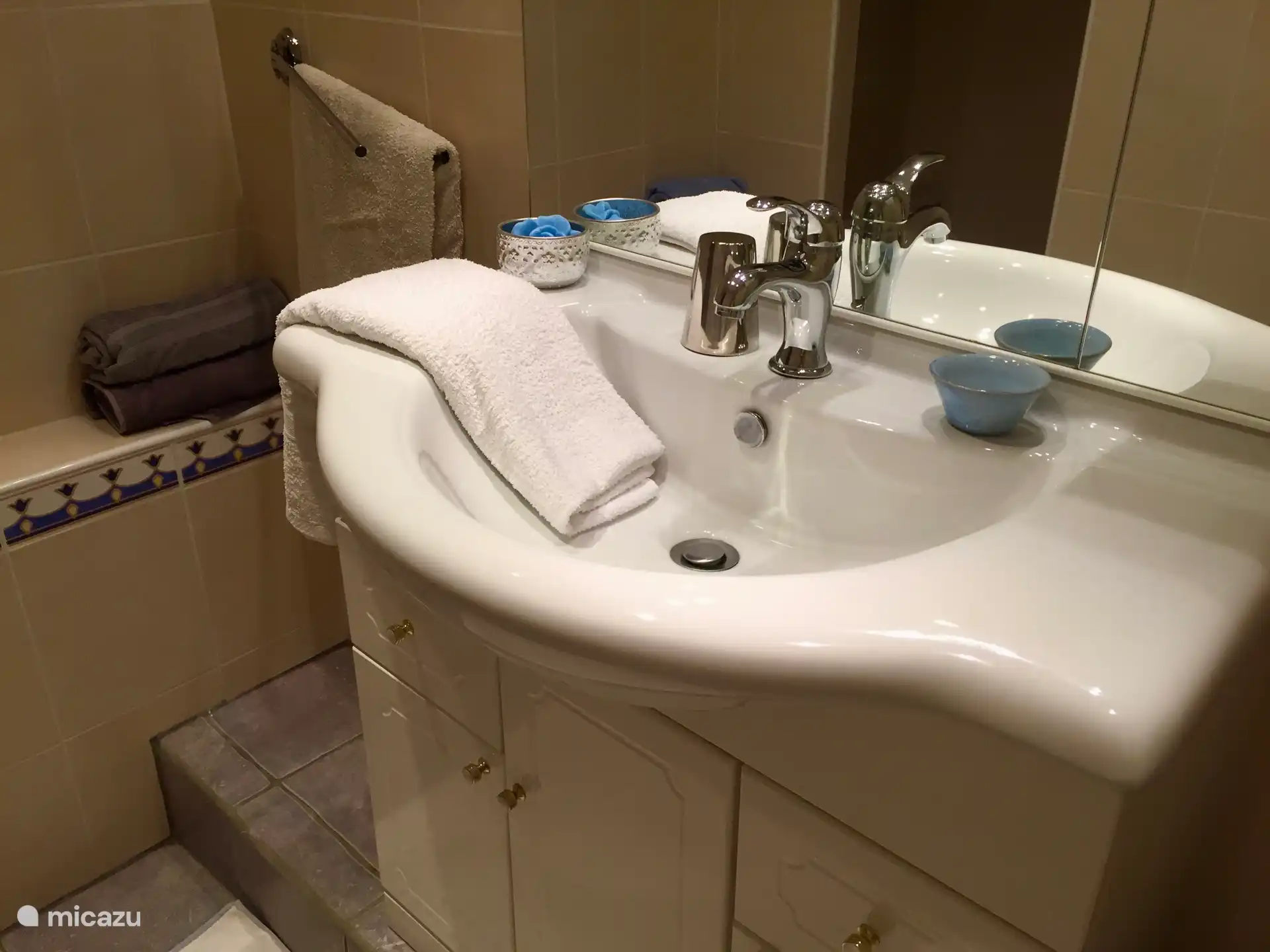 Begehbare Dusche mit Waschbecken