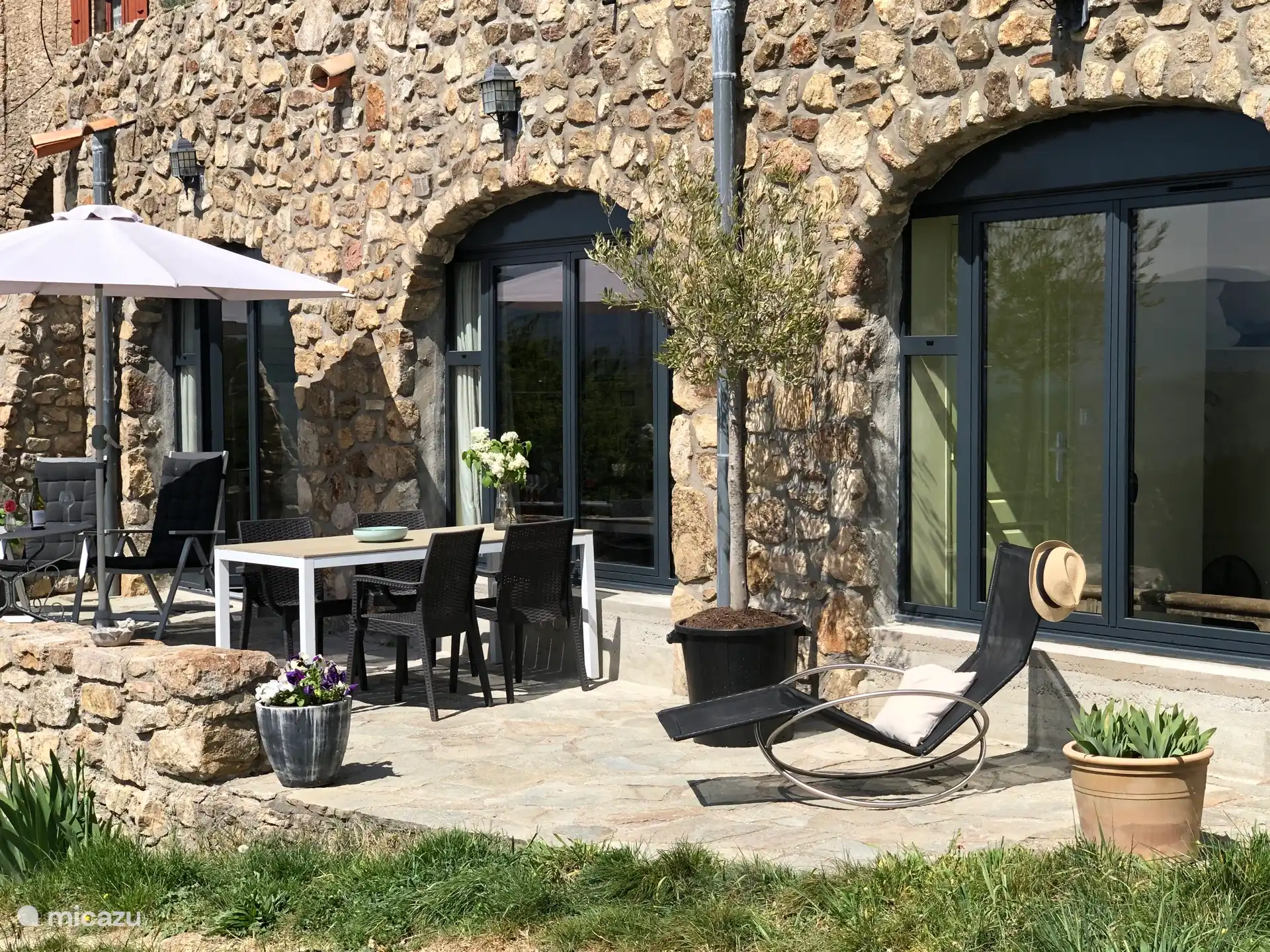 Private Terrasse mit den drei großen Bogenfenstern