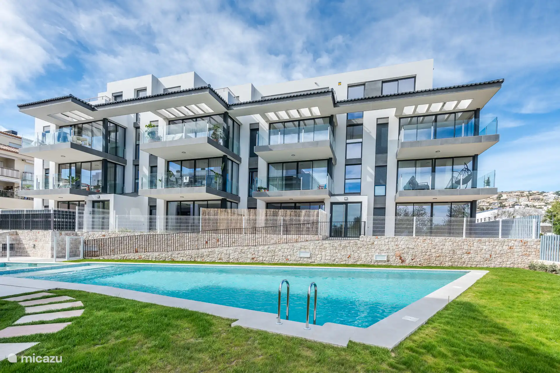 Gemeinschaftspool & Fassade