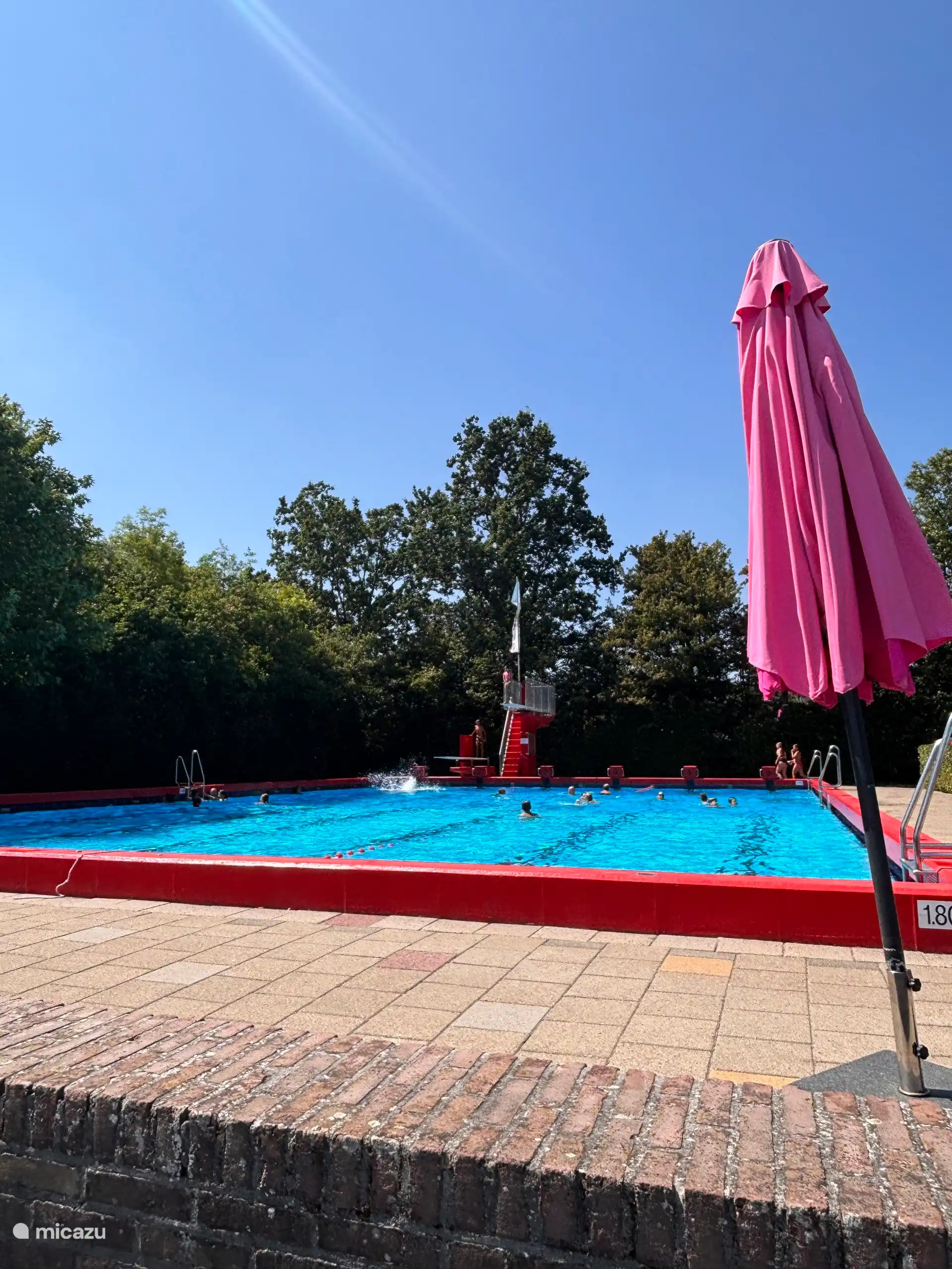 Het diepere bad met duikplanken. 